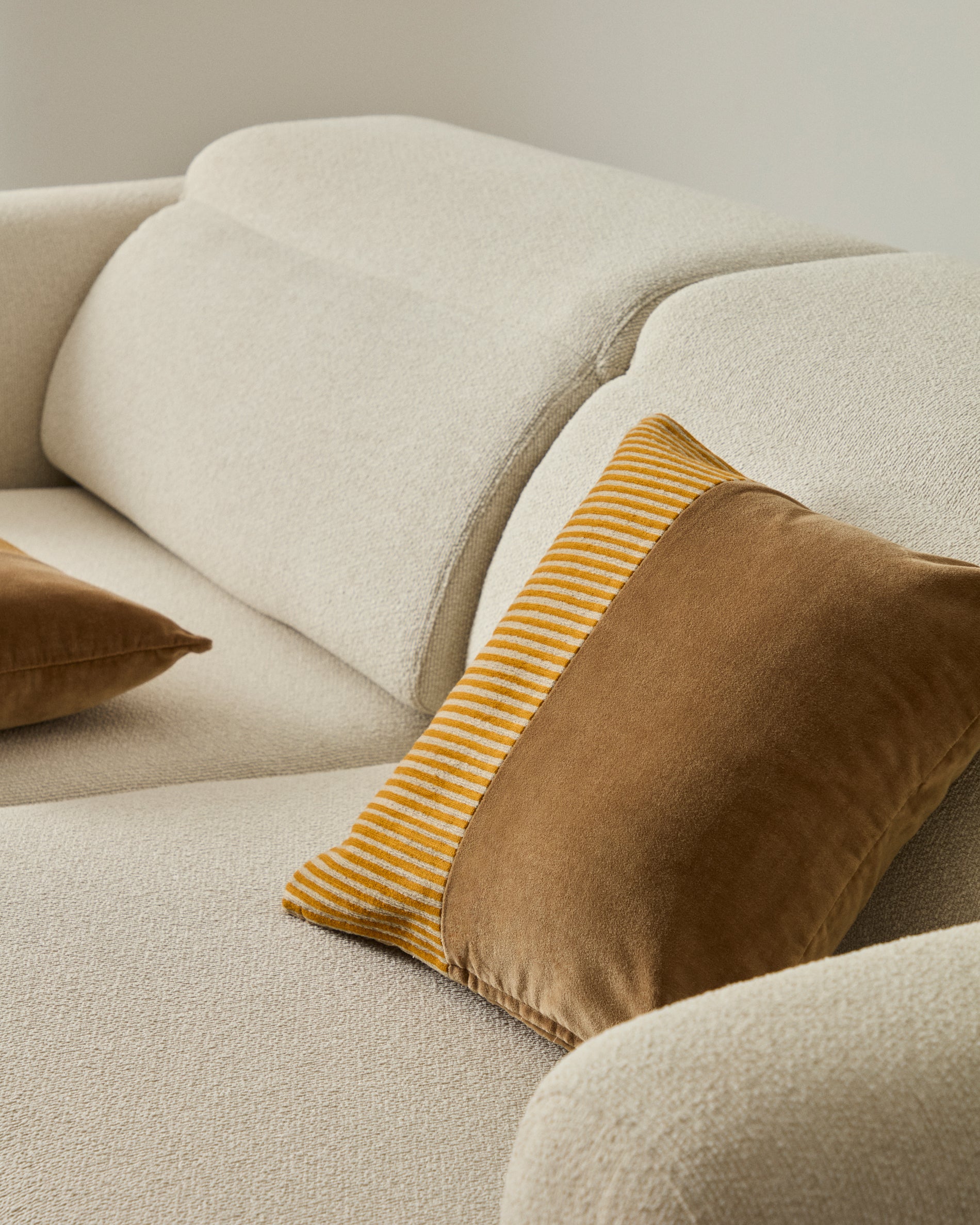 Samit 100% cotton velvet cushion cover with contrasting mustard-coloured stripes, 45 x 45 cm - Lifestyle