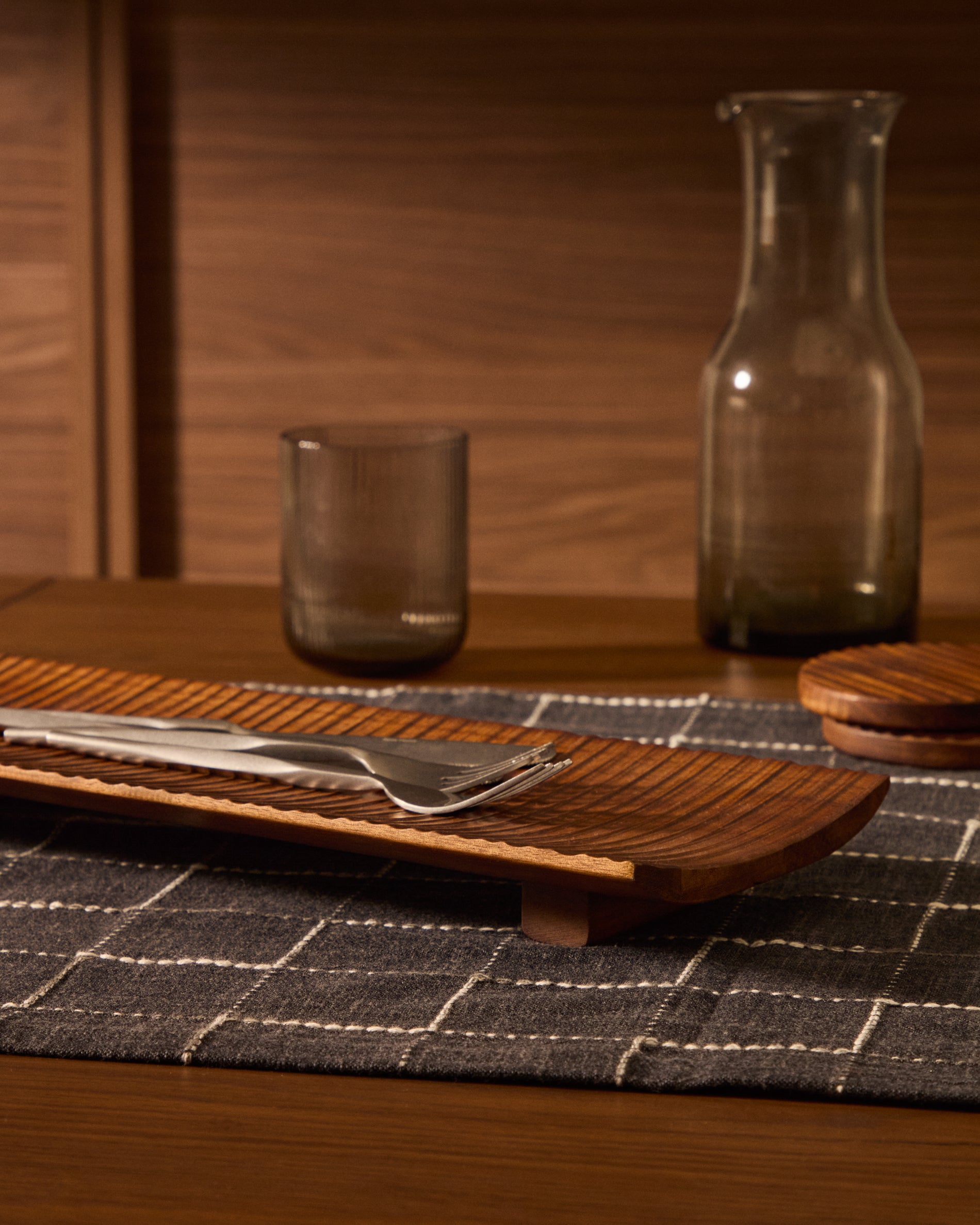 Rommu large serving board made of acacia wood FSC 100% - Lifestyle