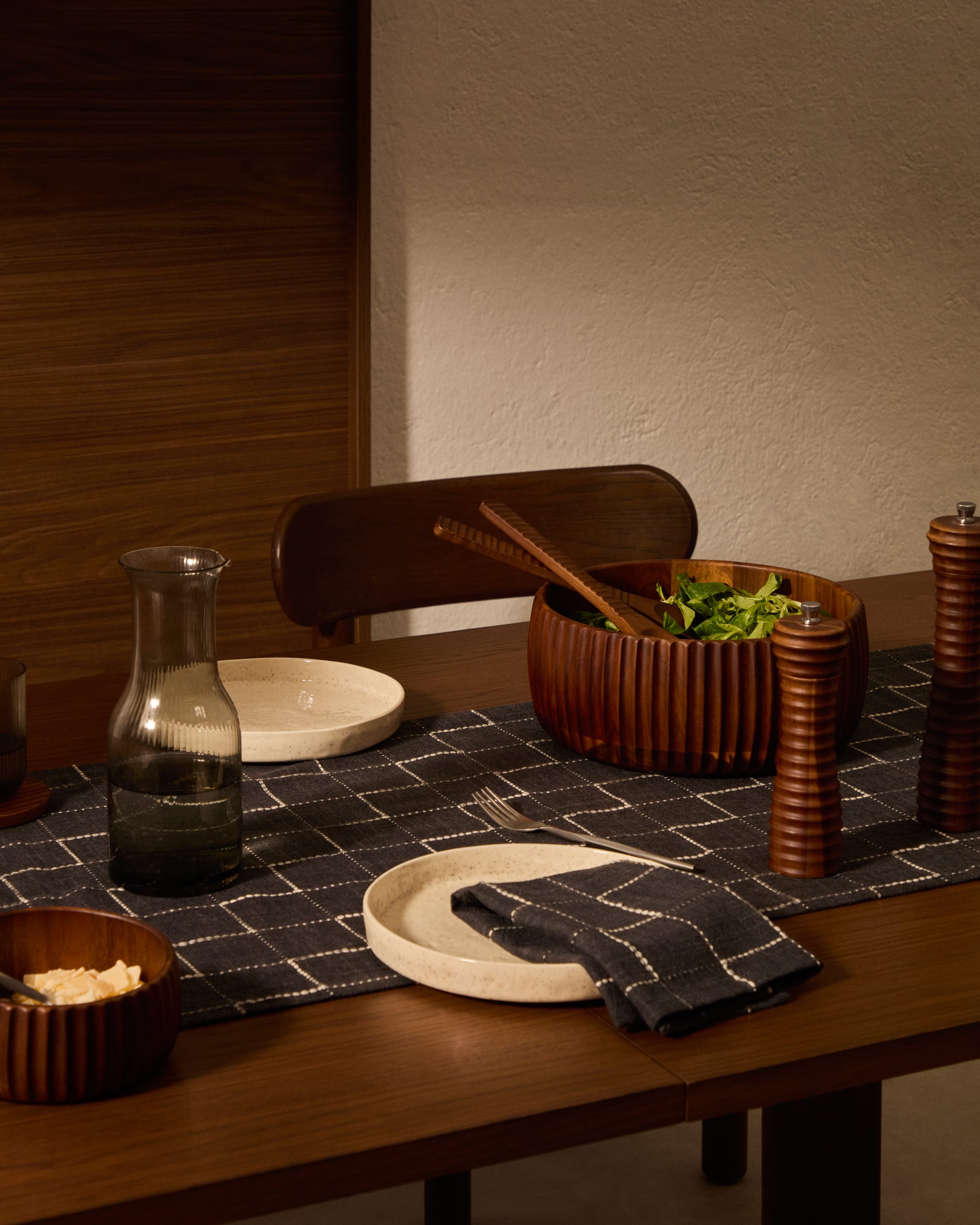 Rommu large bowl, made of 100% FSC certified acacia wood.
