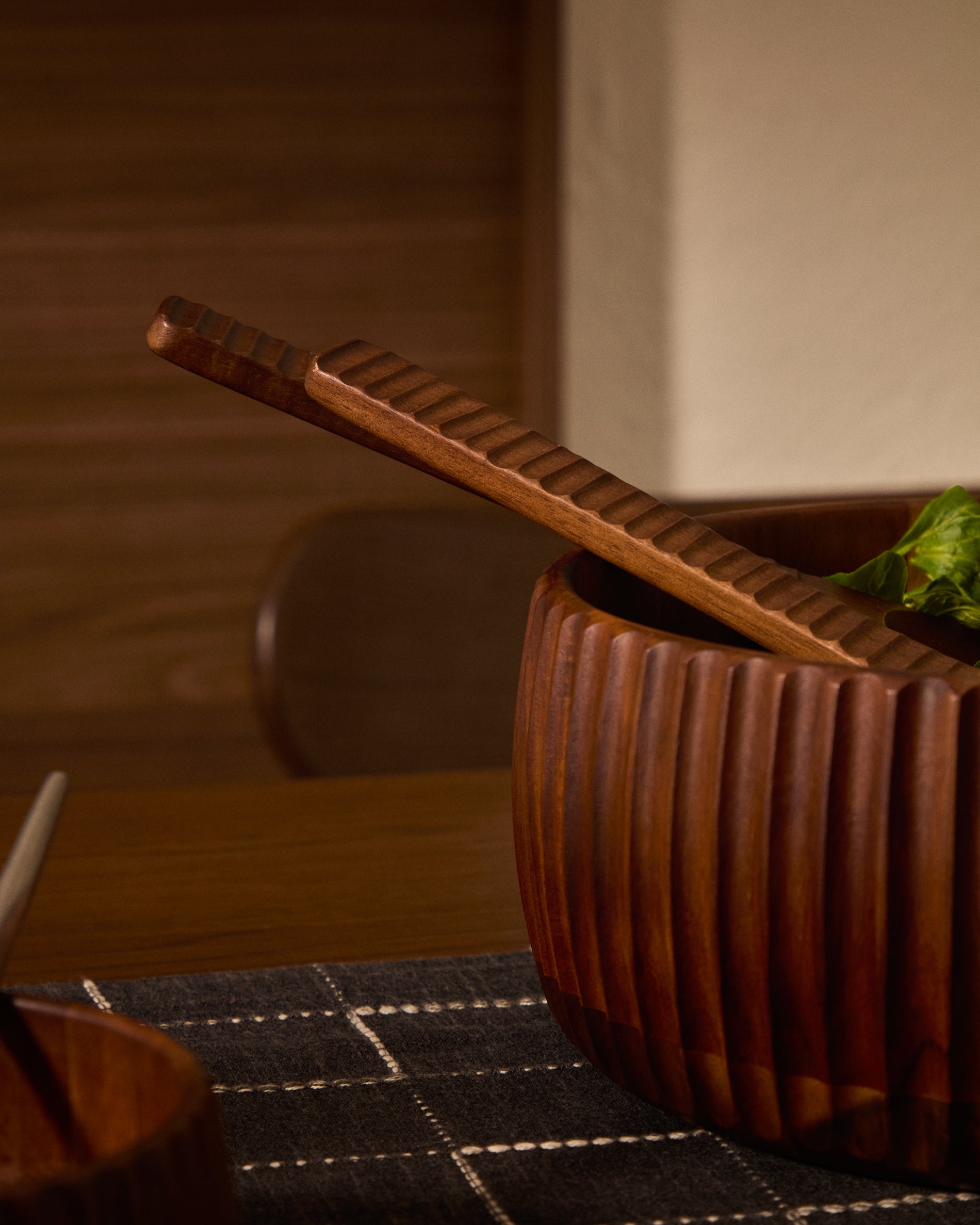 Rommu large bowl made of acacia wood FSC 100% - Lifestyle
