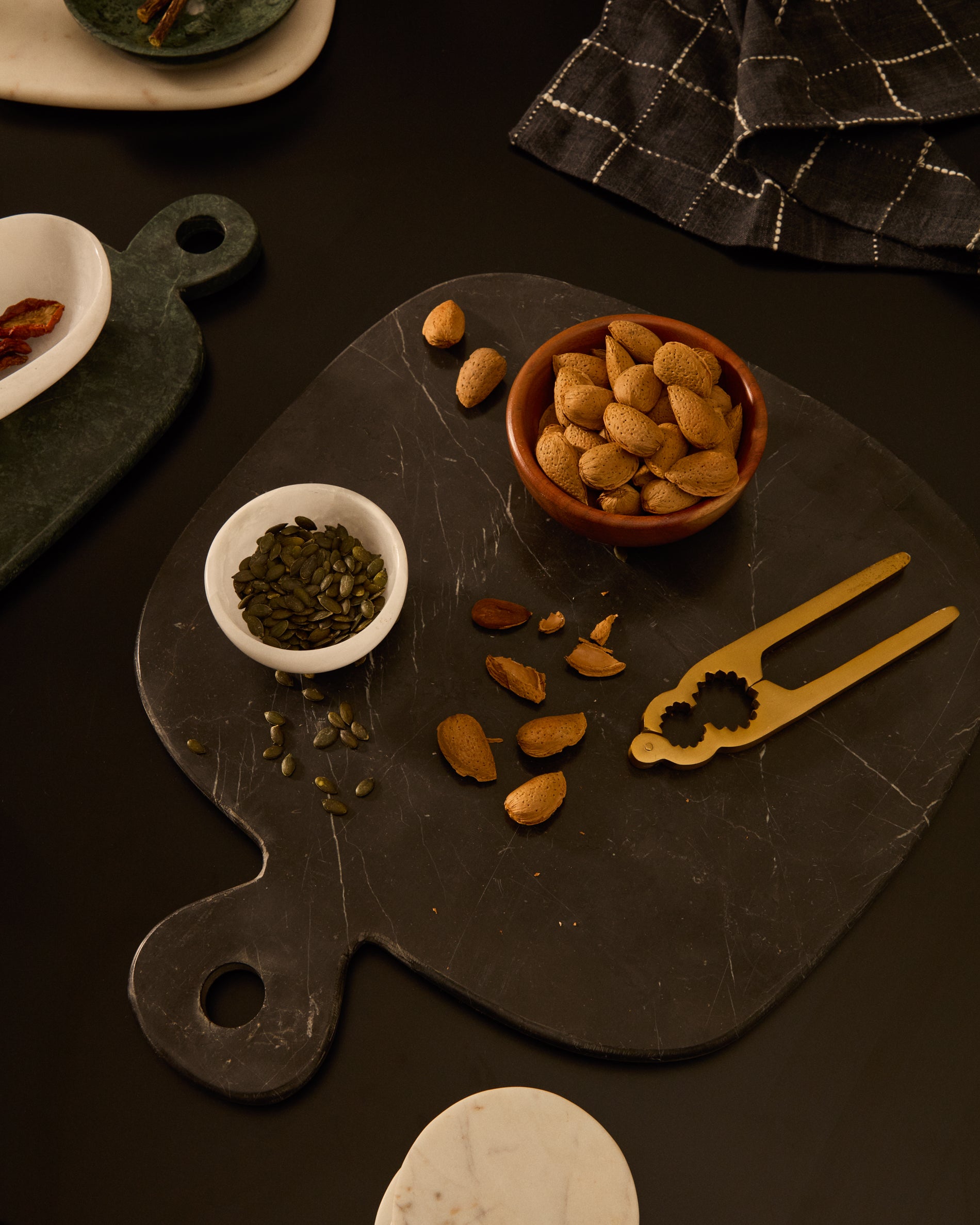 Blisk nutcracker made of gold-coloured stainless steel - Lifestyle