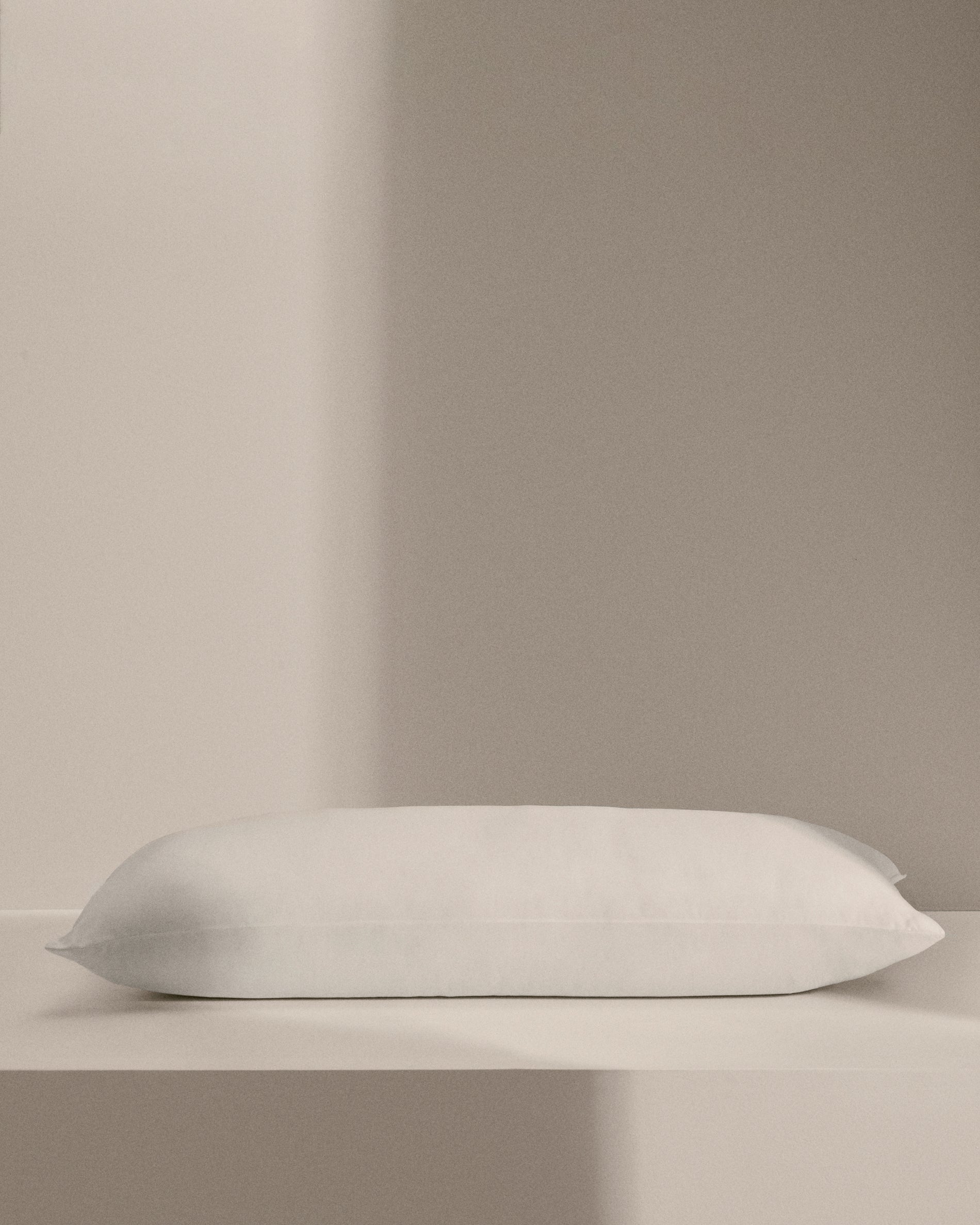 Duca pillow with 10% down and 90% feather 90 x 40 cm - Lifestyle