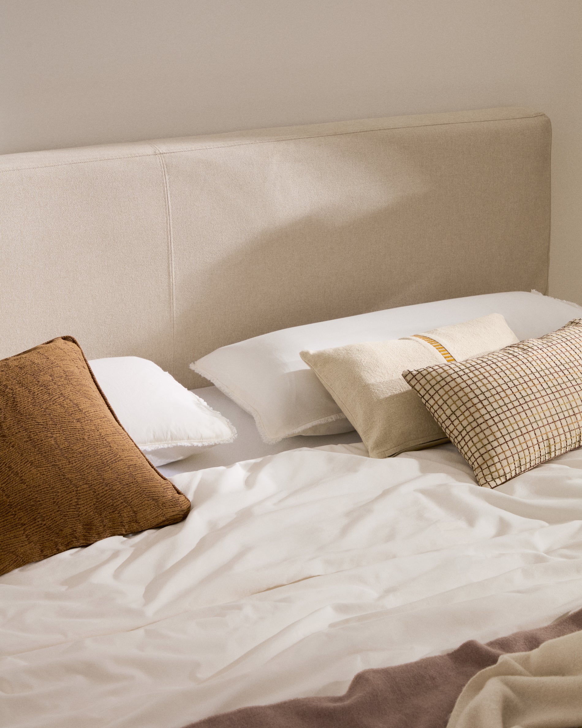 Beige Blok bed with removable covers for 180 x 200 cm mattress FSC Mix Credit - Lifestyle