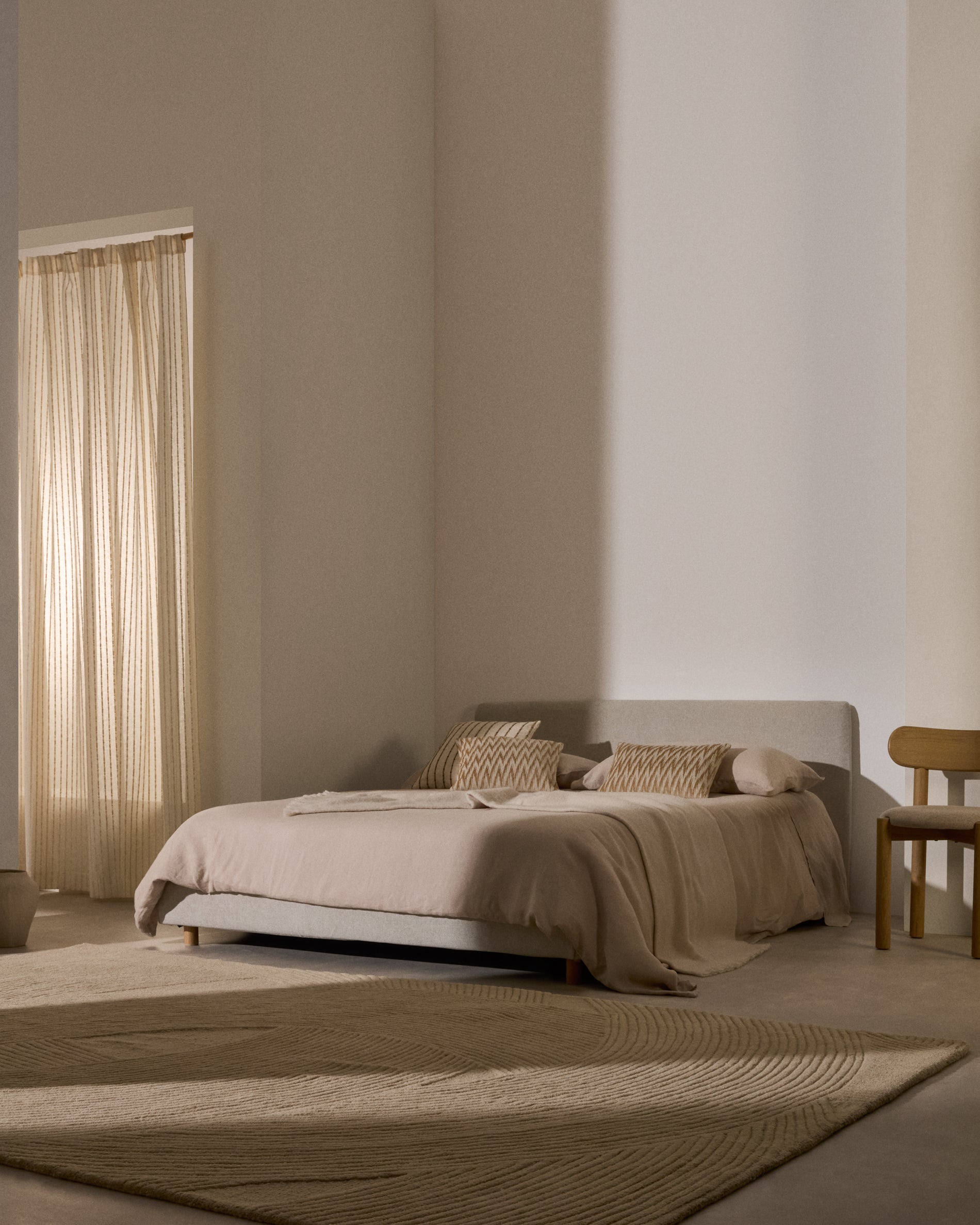Pearl chenille Valma bed with removable cover and solid beech wood legs for a 160 x 200 cm mattress - Lifestyle
