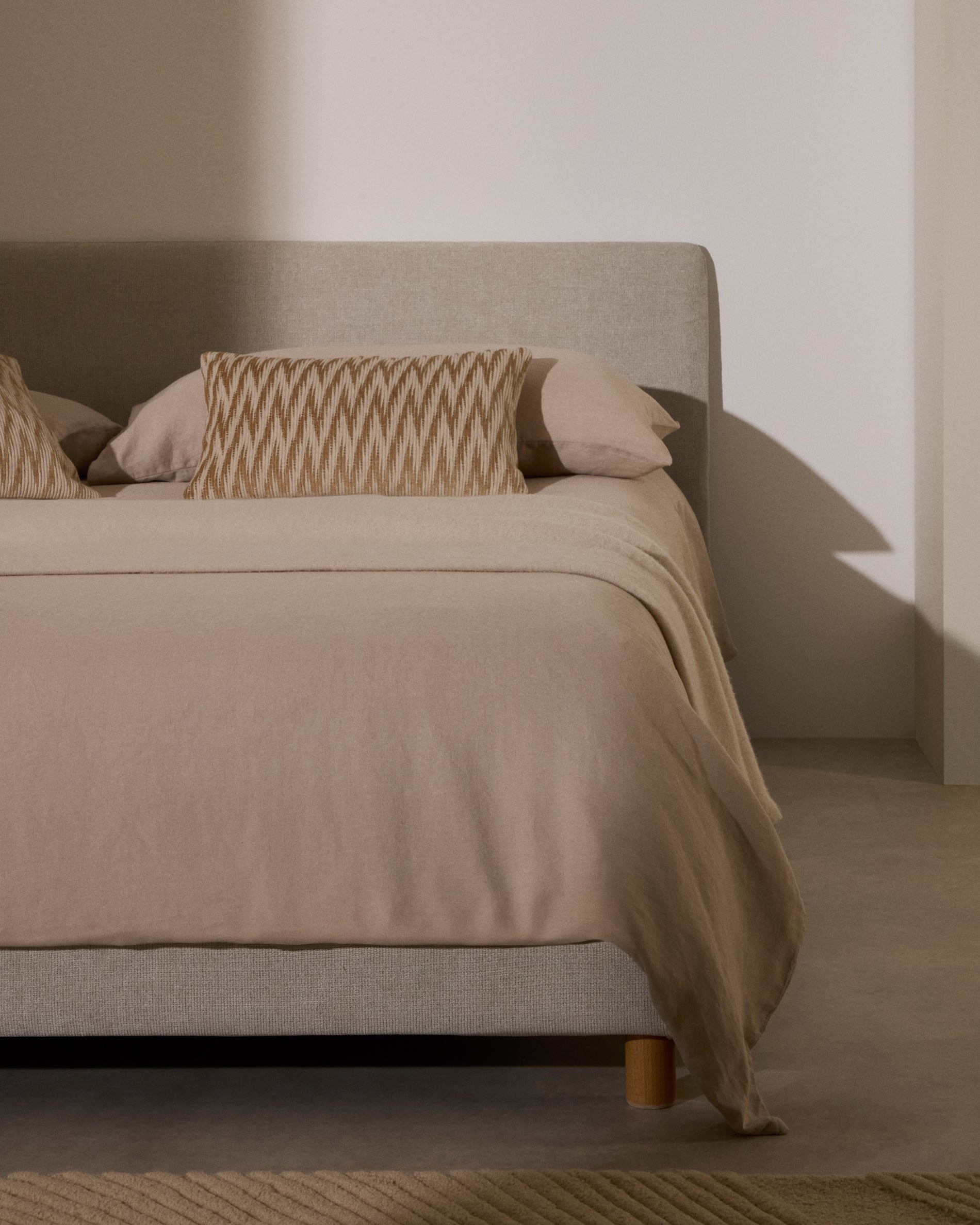 Pearl chenille Valma bed with removable cover and solid beech wood legs for a 160 x 200 cm mattress - Lifestyle