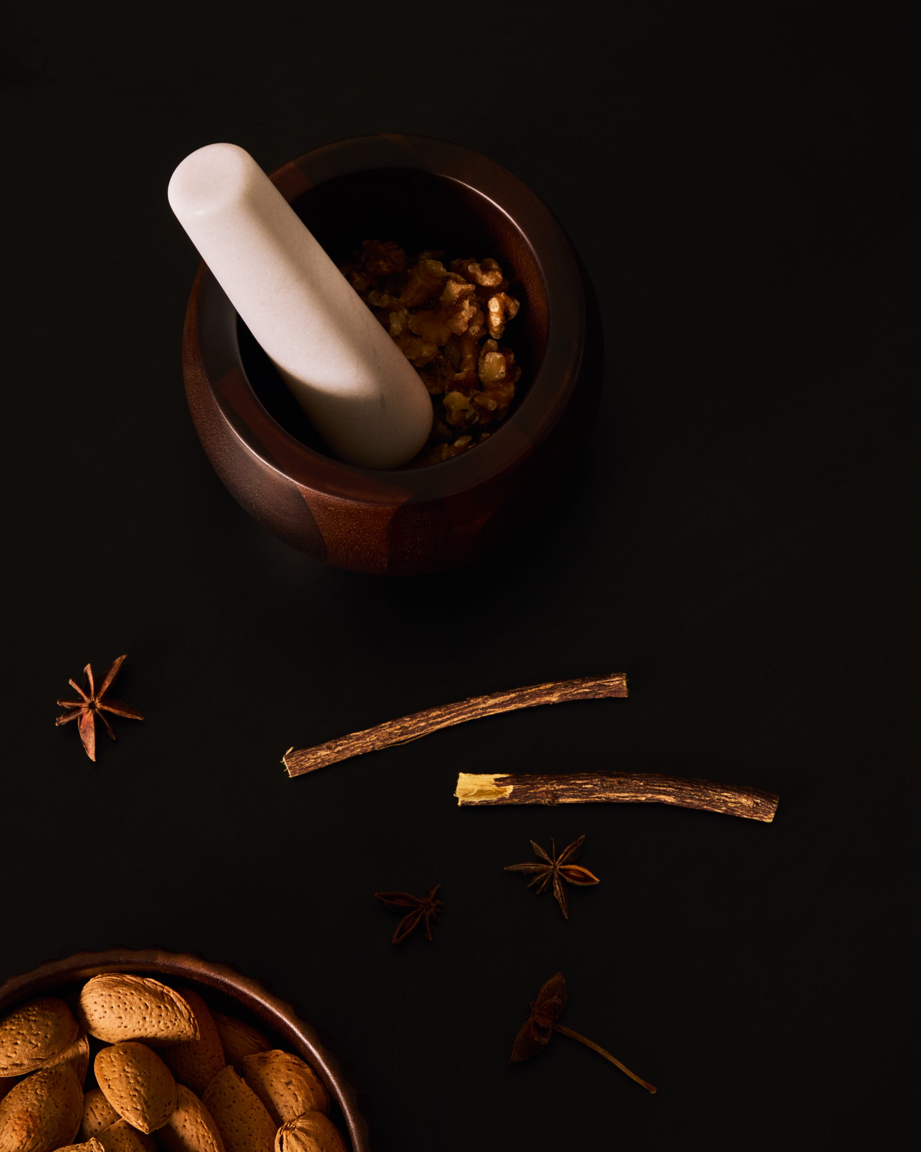 Tori mortar and pestle made of acacia wood and white marble FSC 100% - Lifestyle