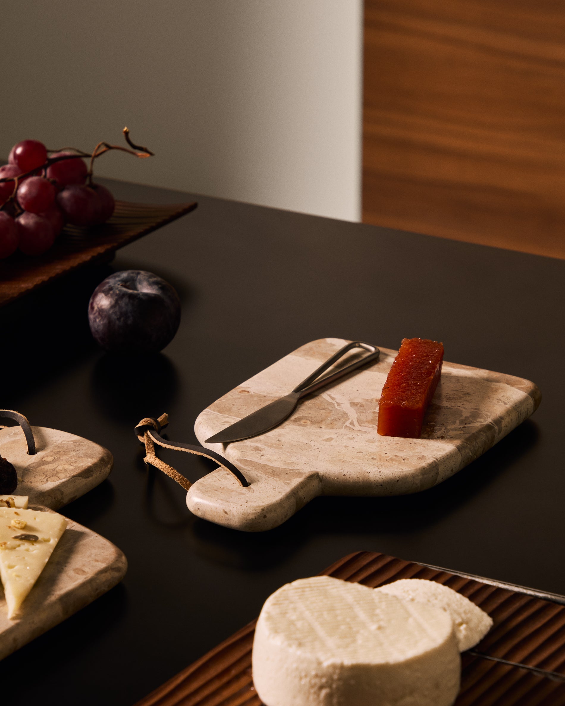 Suka small cutting board and beige marble knife set - Lifestyle