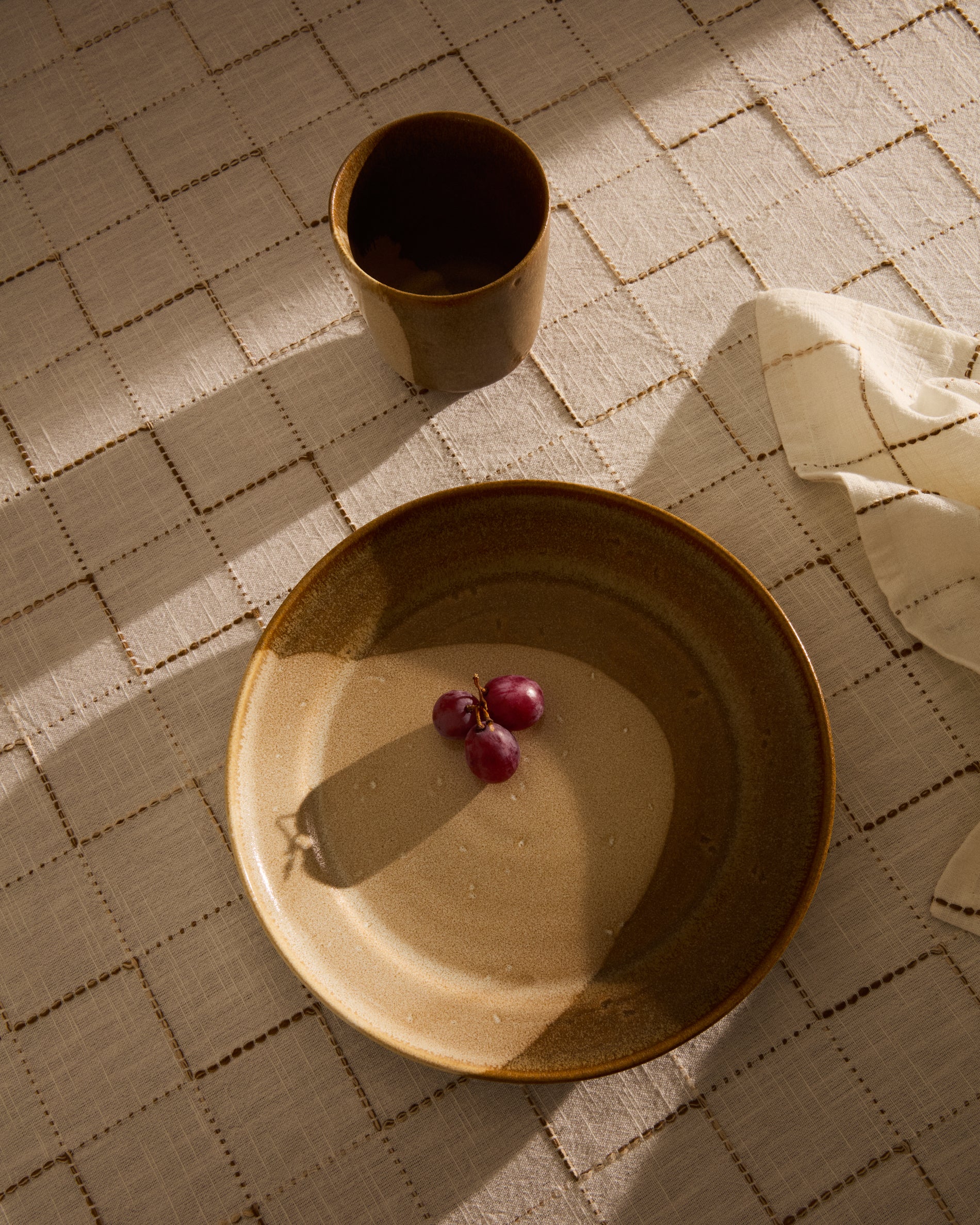Brown ceramic Nagoli flat plate - Lifestyle