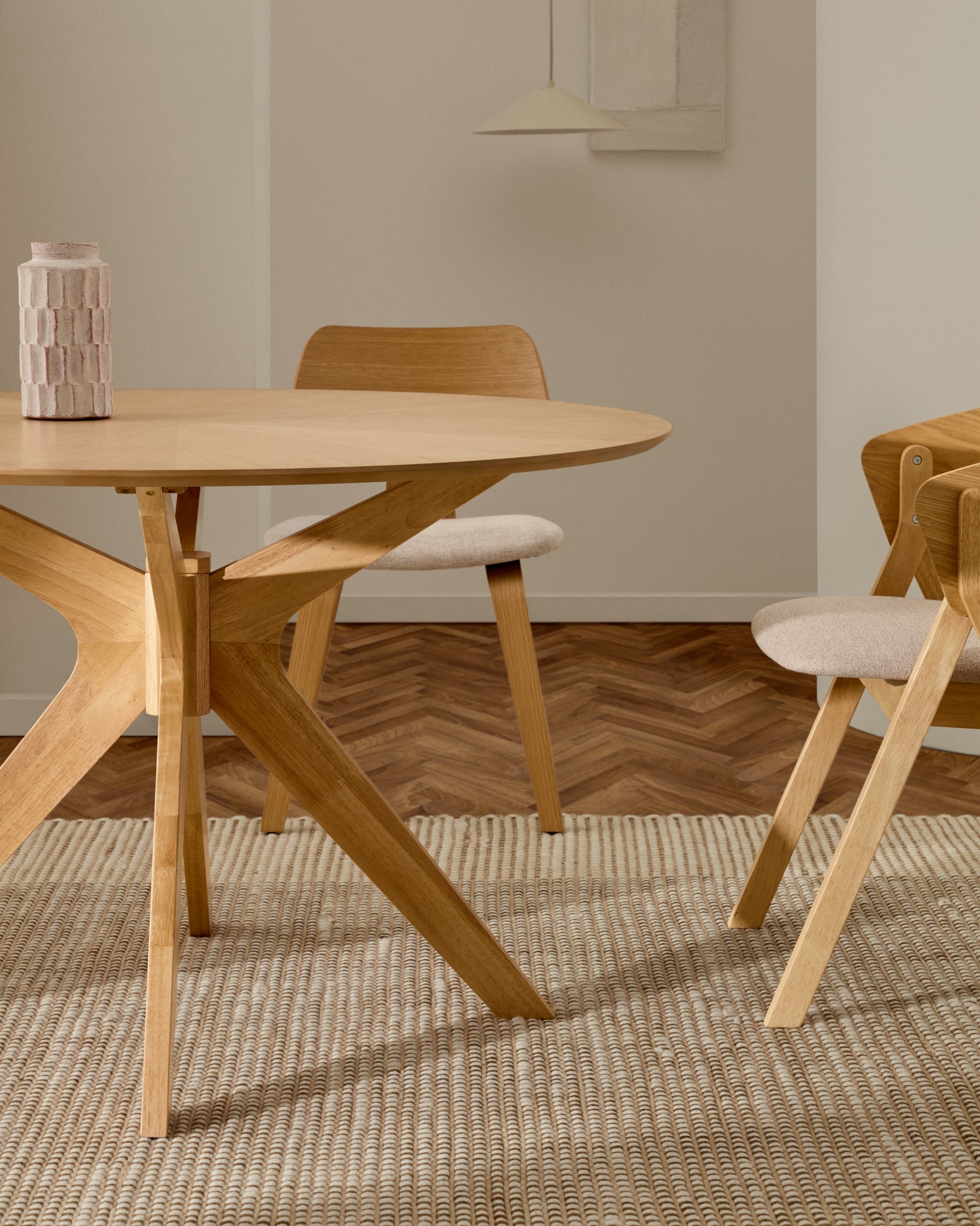Naanim round table in oak veneer, Ø 120 cm - Lifestyle