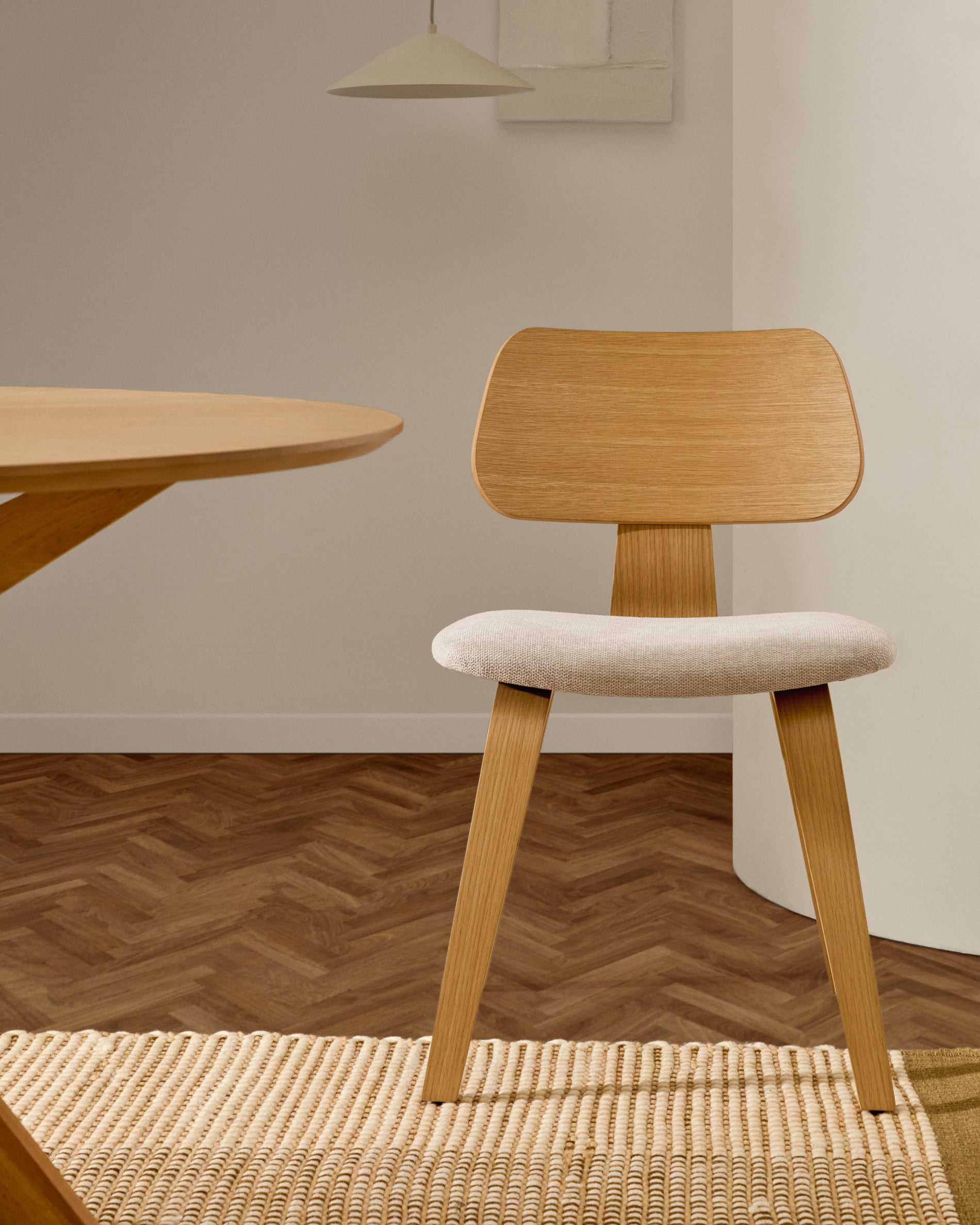 Gena chair in oak veneer and beige chenille - Lifestyle