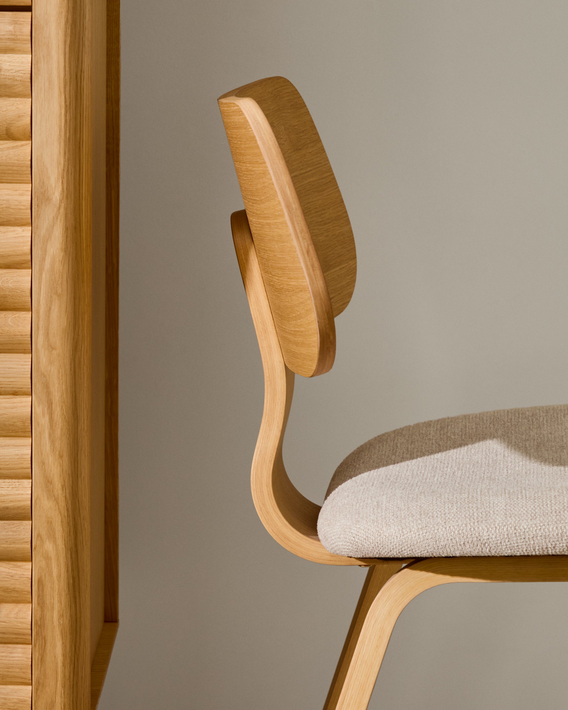 Gena chair in oak veneer and beige chenille - Lifestyle