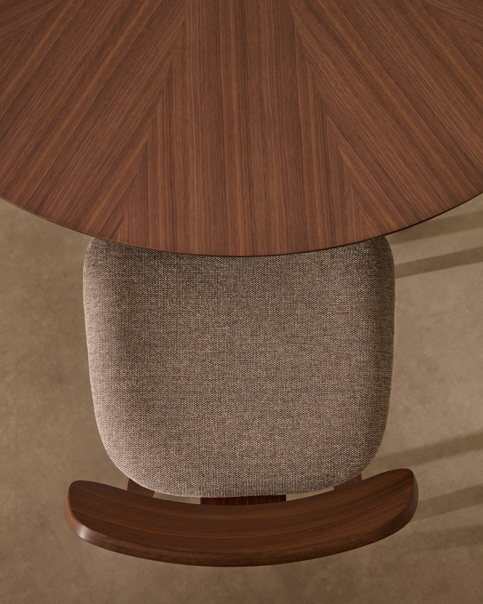 Naanim round table in walnut veneer, Ø 120 cm - Lifestyle