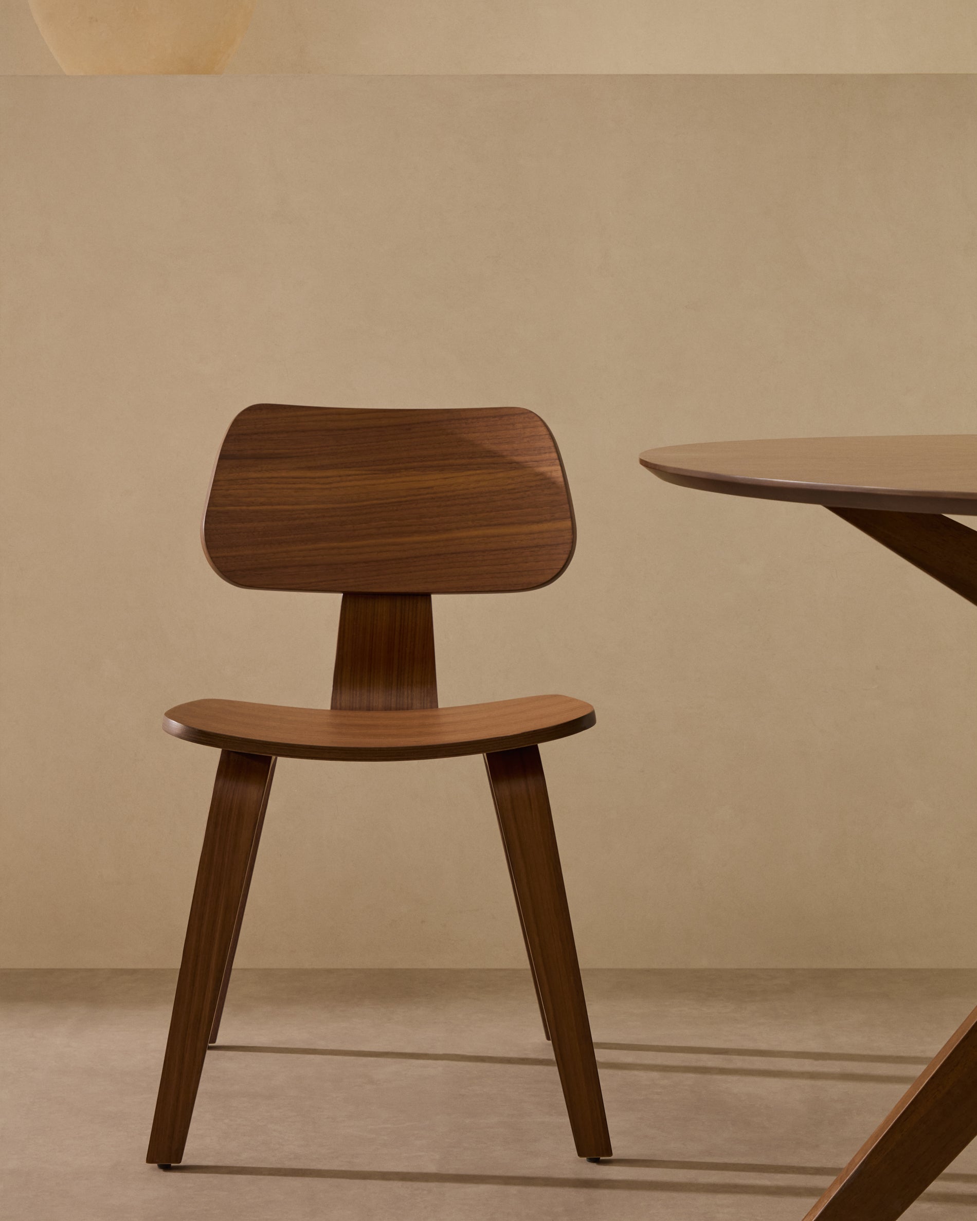 Gena chair in walnut veneer - Lifestyle