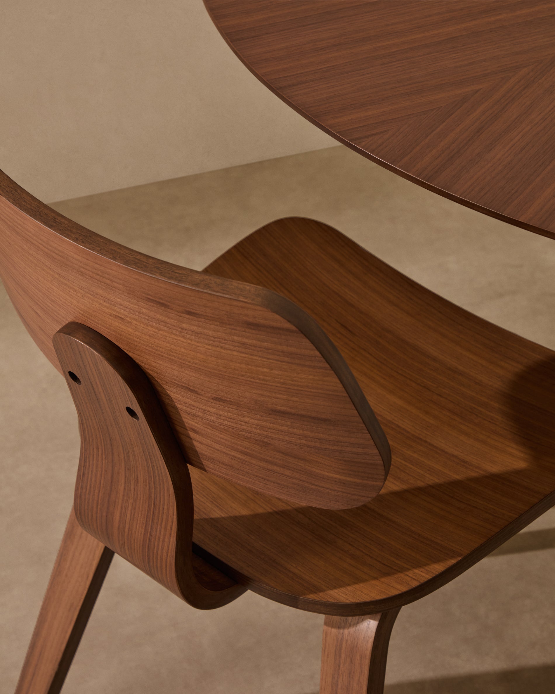 Gena chair in walnut veneer - Lifestyle