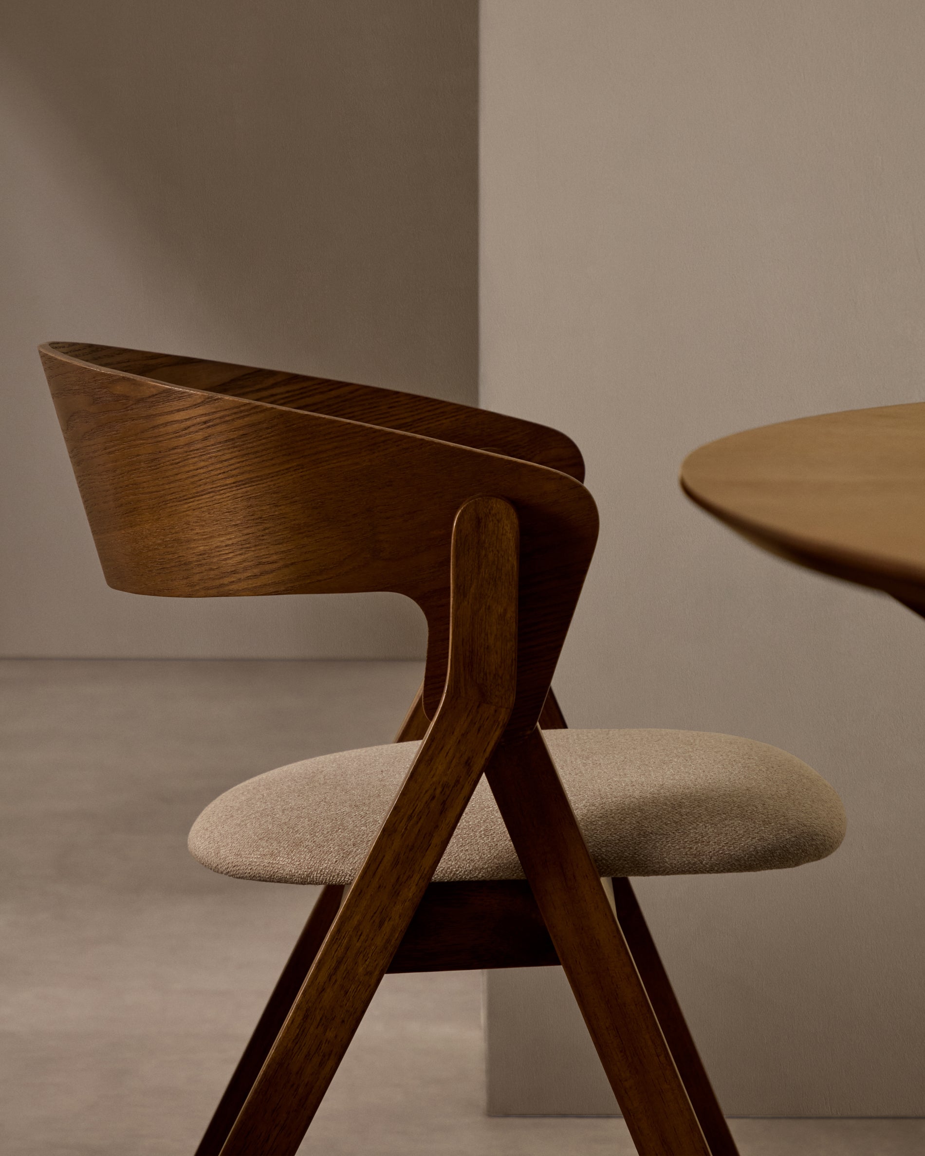 Godia chair in ash veneer with a wenge finish and beige chenille - Lifestyle