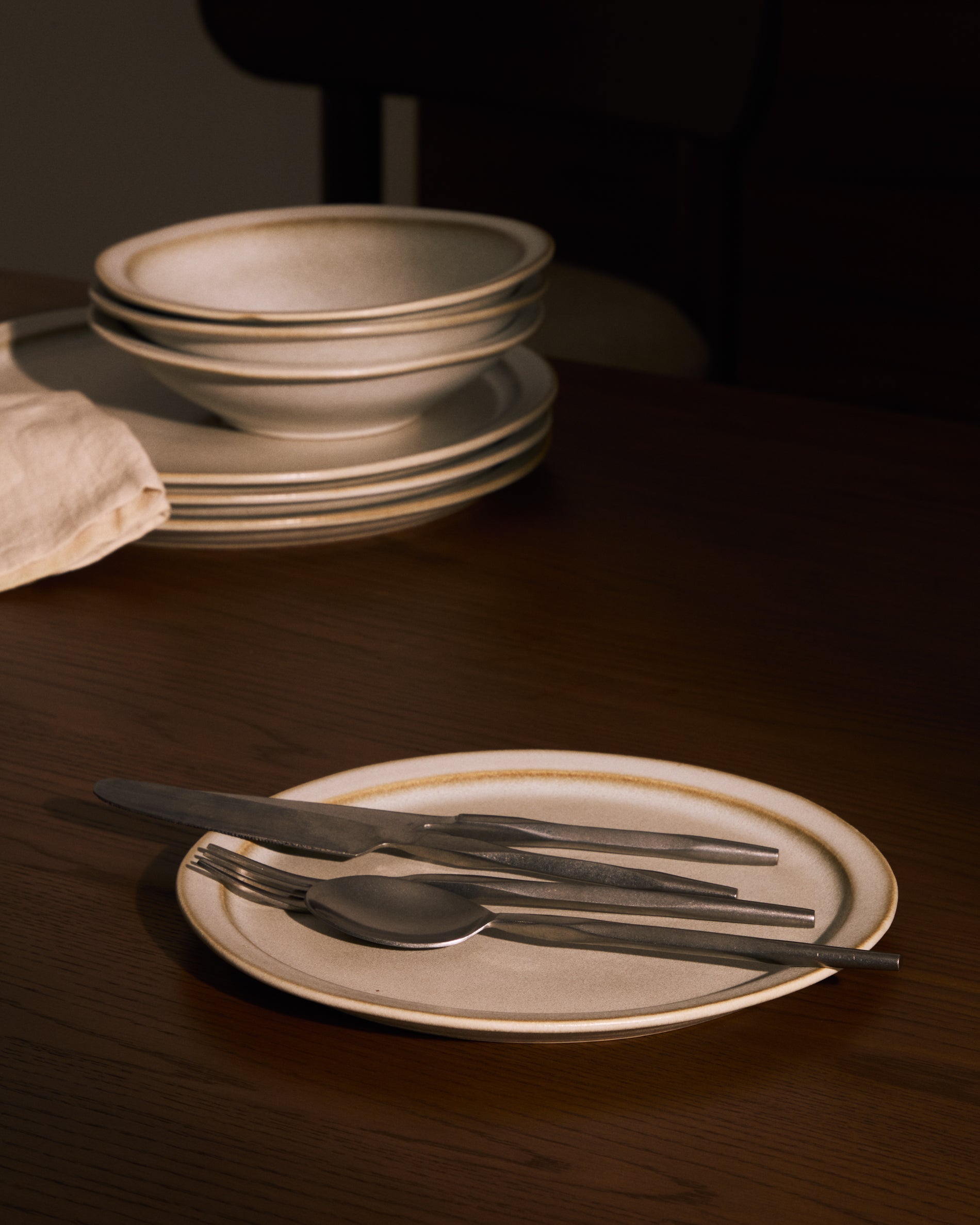 White ceramic Coval dessert plate - Lifestyle