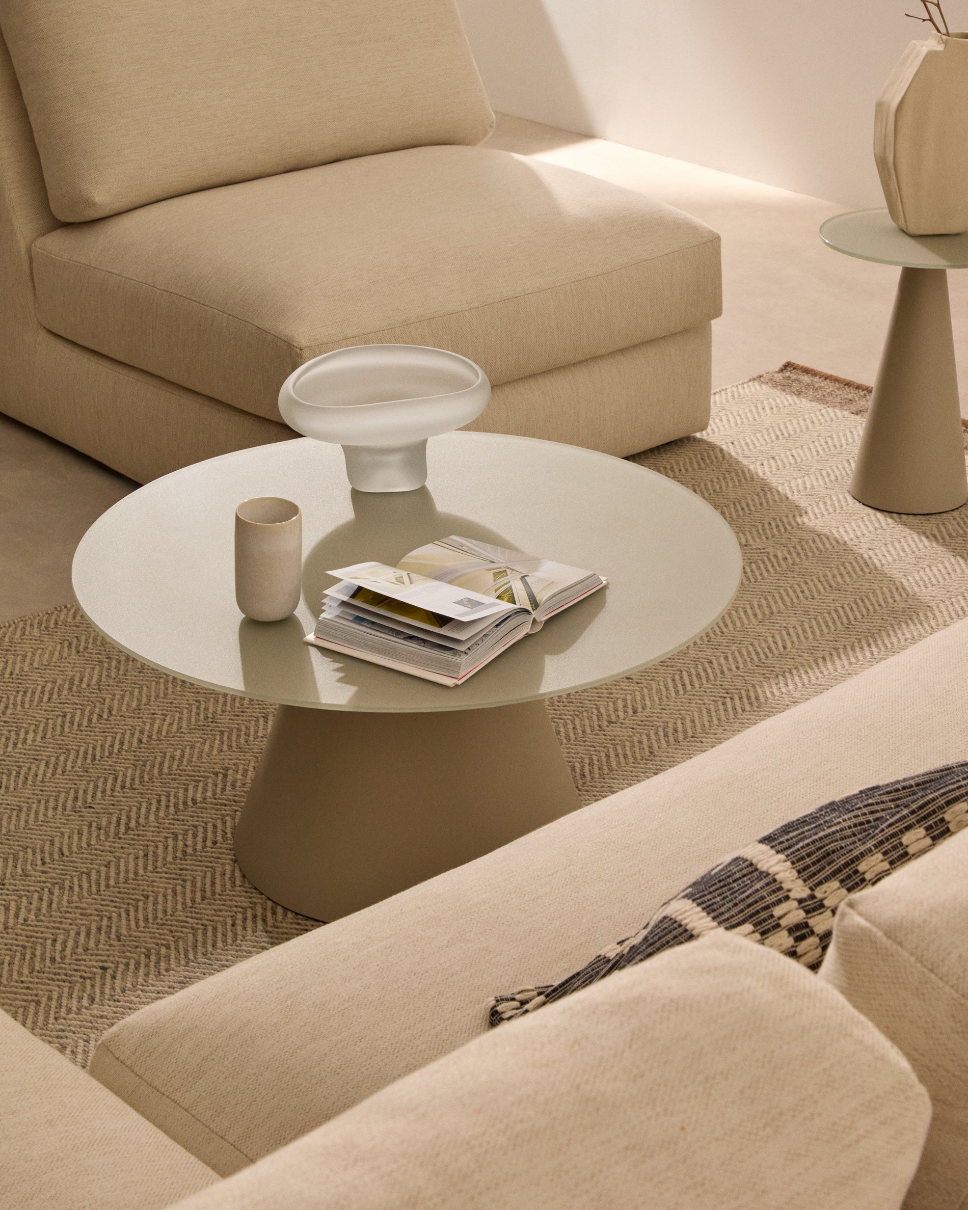 Wilshire tempered glass and metal coffee table with a matte grey finish, Ø 80 cm - Lifestyle