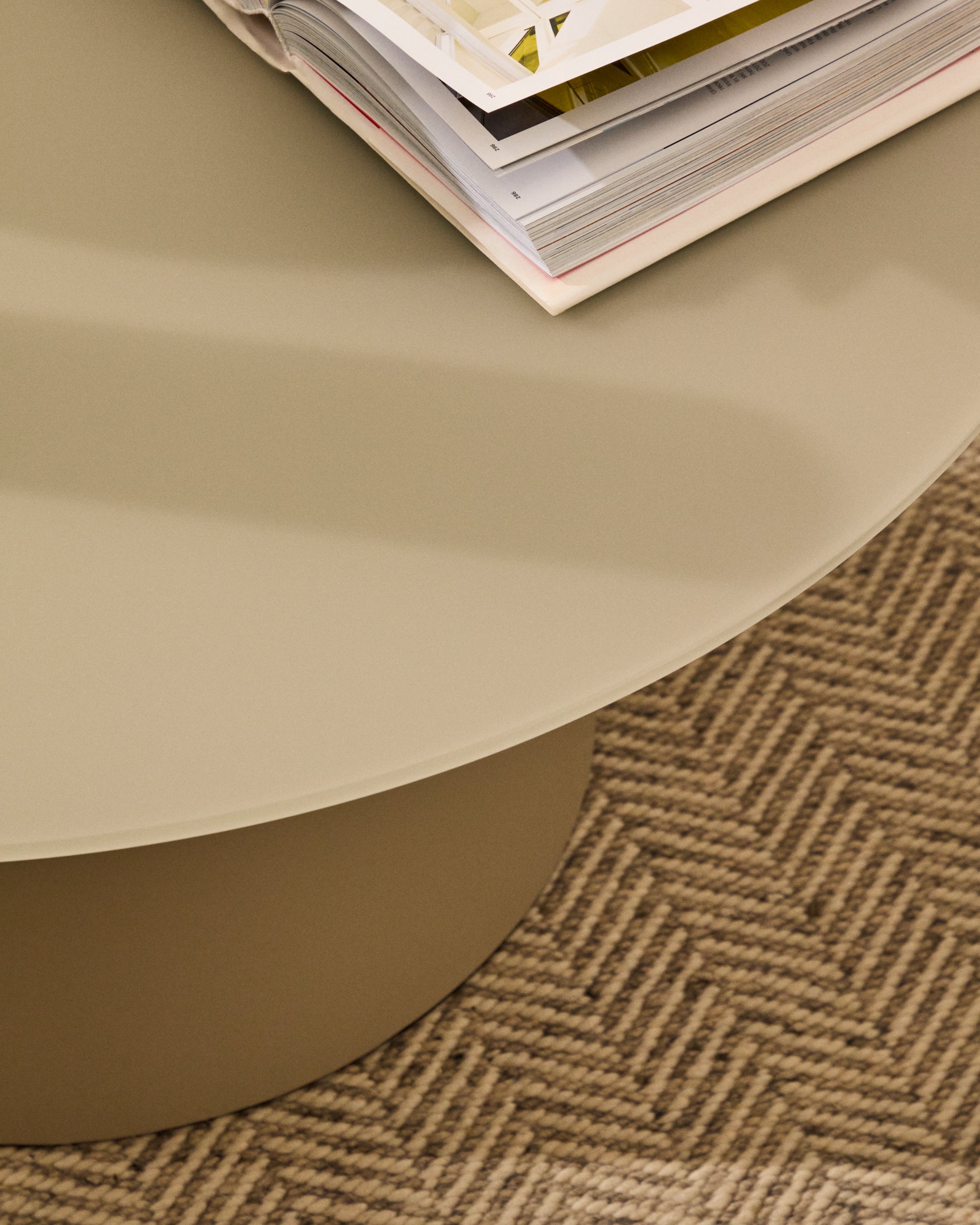 Wilshire tempered glass and metal coffee table with a matte grey finish, Ø 80 cm - Lifestyle