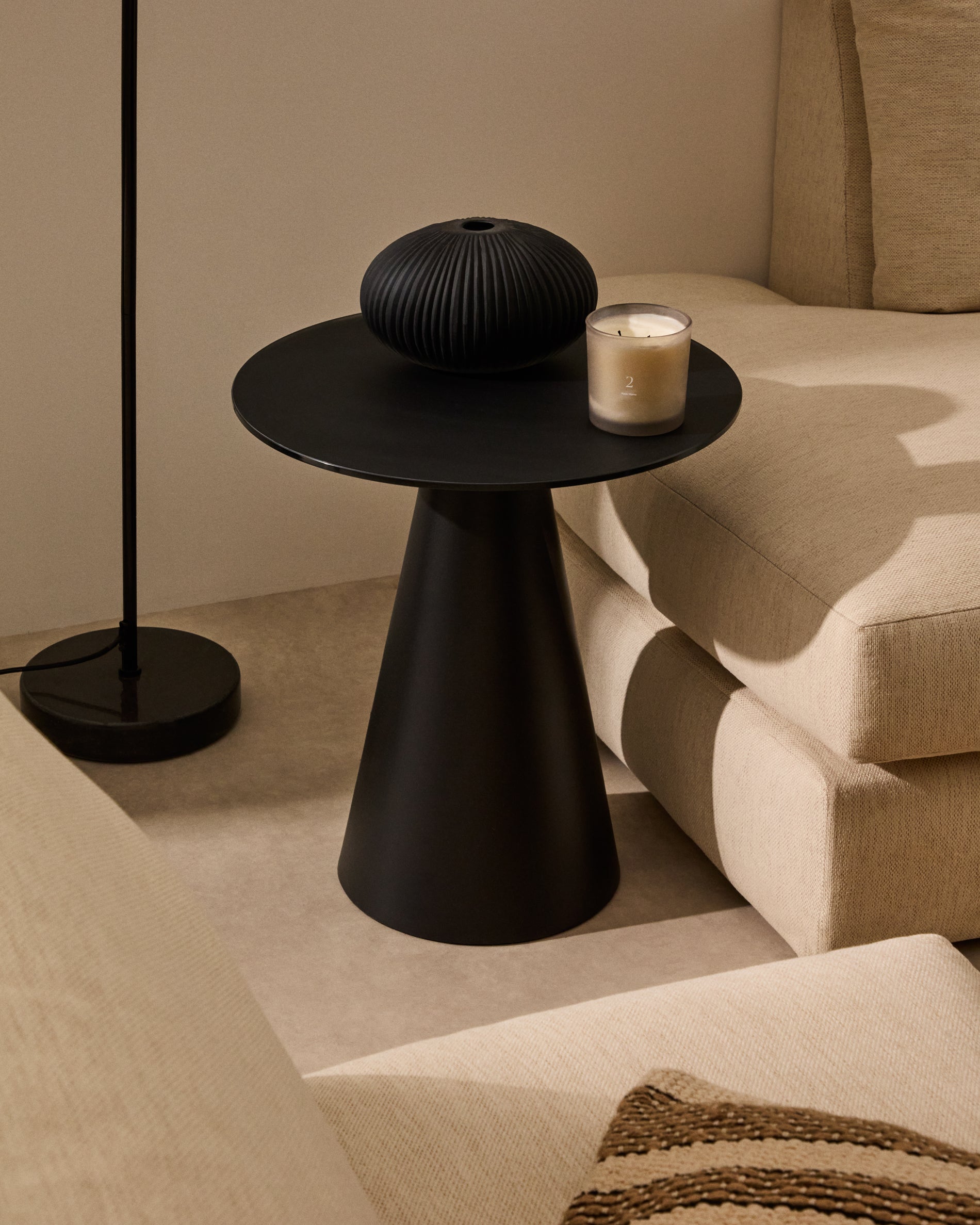 Wilshire tempered glass and metal side table with a black finish, Ø 50 cm - Lifestyle