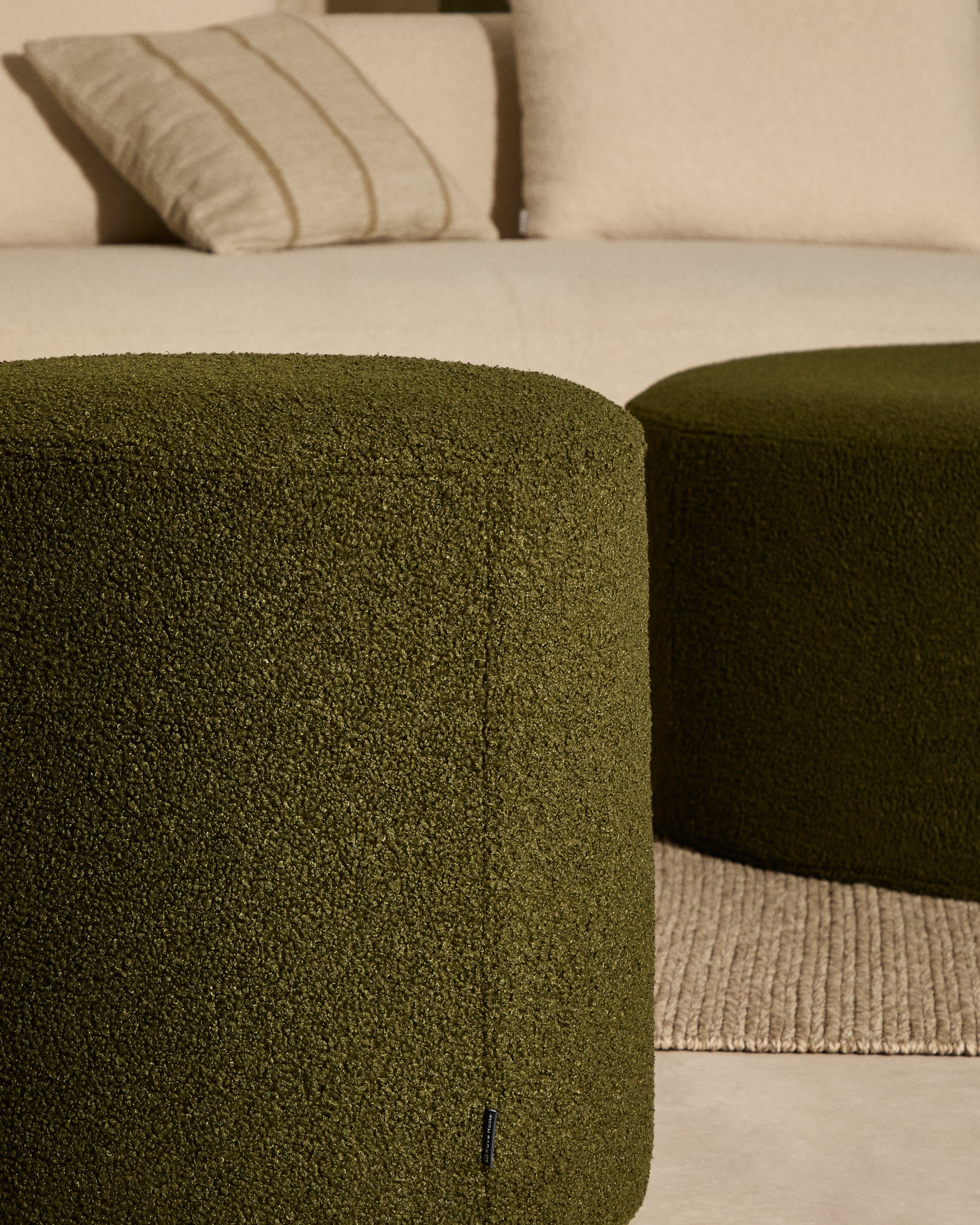 Kaeli footrest with removable cover in green bouclé Ø 43 cm - Lifestyle