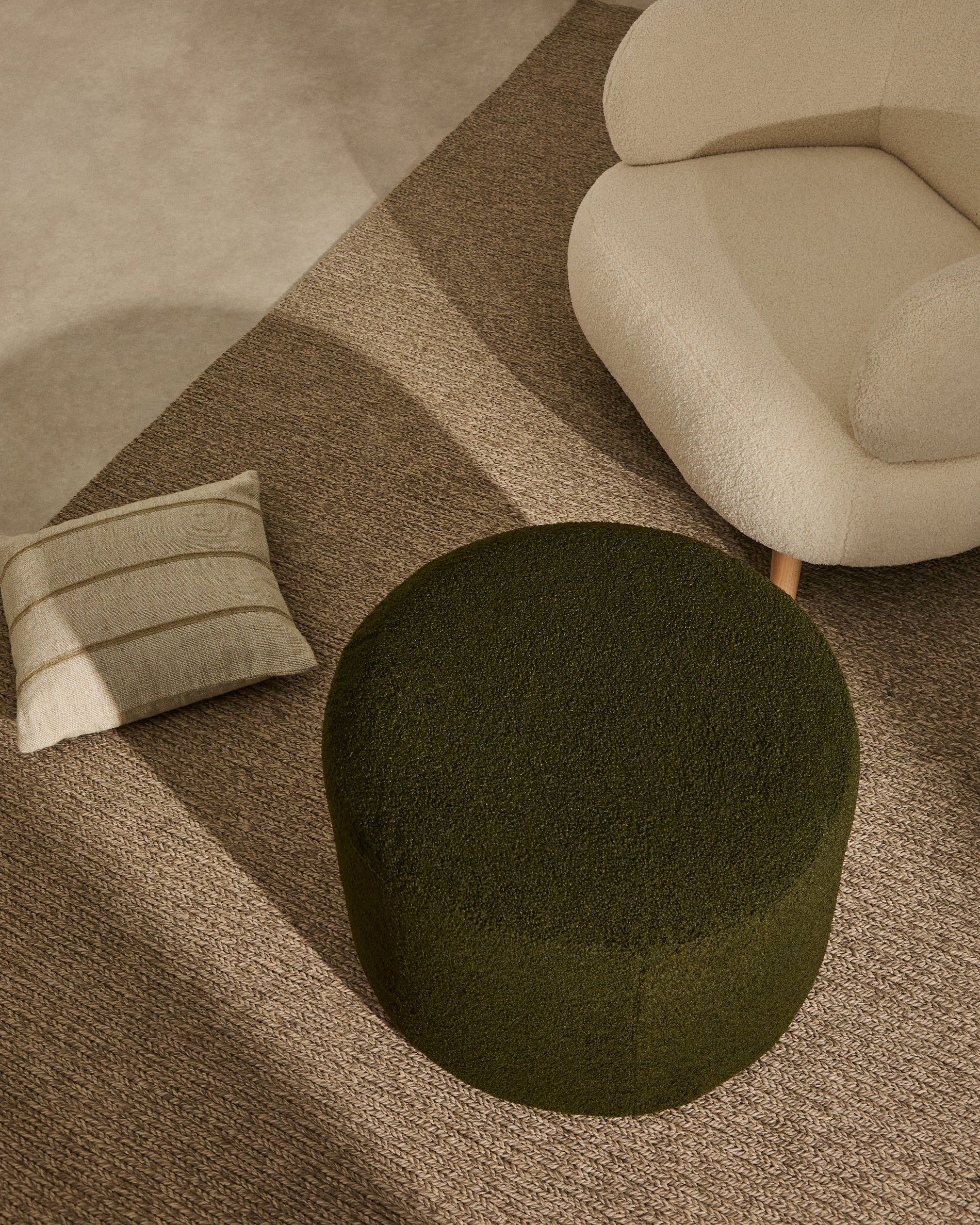 Kaeli footrest with removable cover in green bouclé Ø 43 cm - Lifestyle