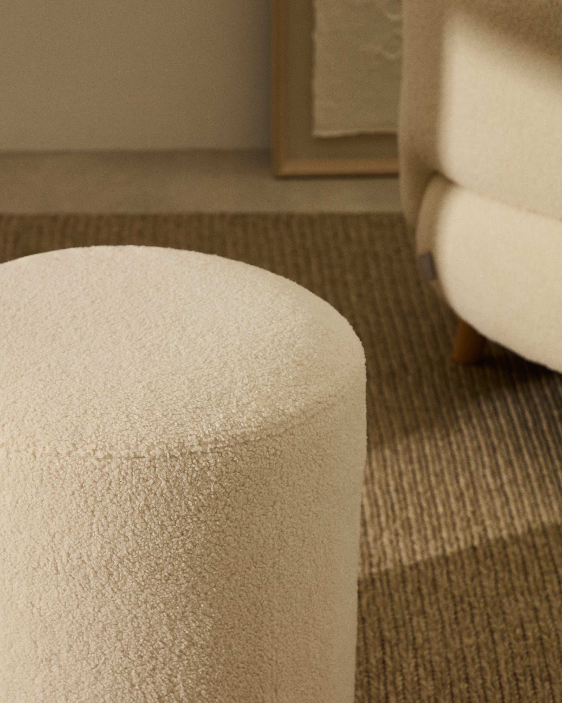 Kaeli footrest with removable cover in ecru bouclé Ø 43 cm - Lifestyle
