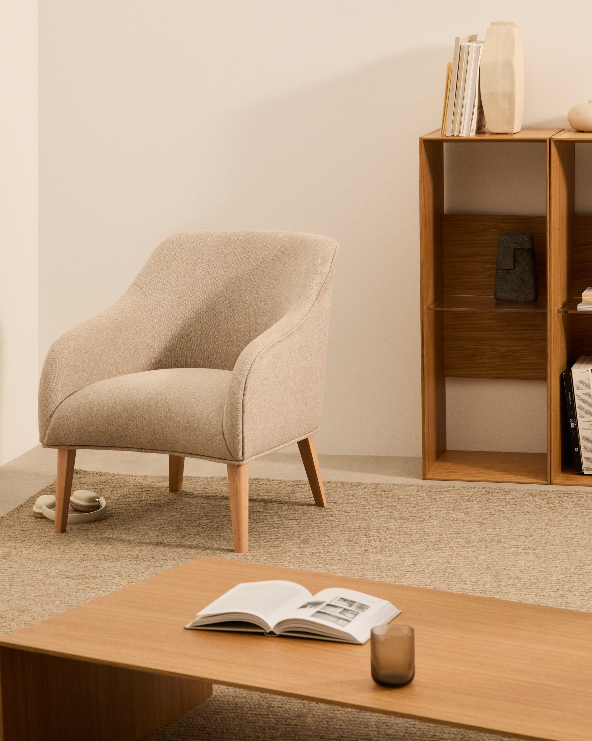 Bobly armchair in beige and with solid beech wood in a natural finish - Lifestyle
