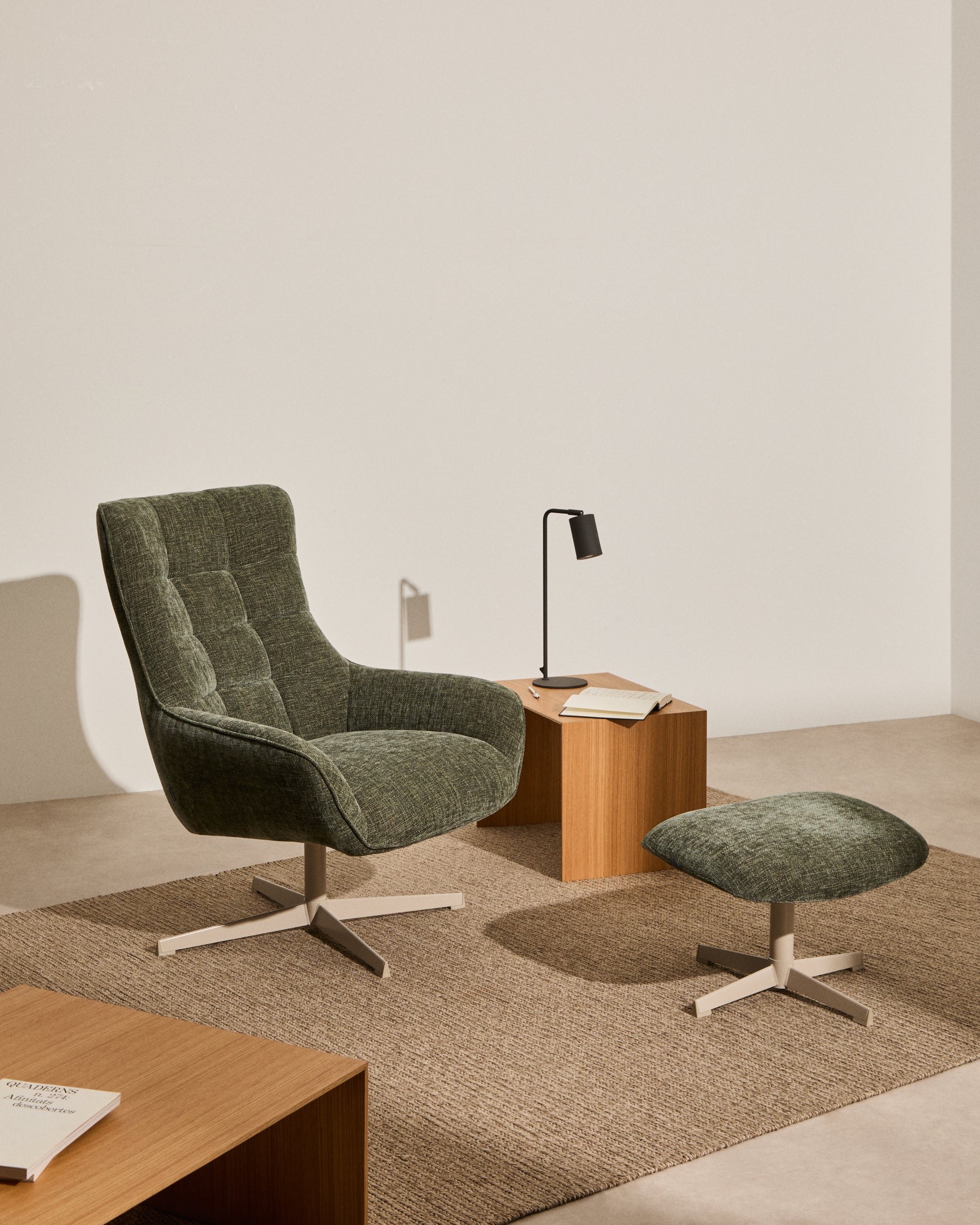 Teryl swivel green chenille armchair with grey-finished metal, FSC 100% - Lifestyle