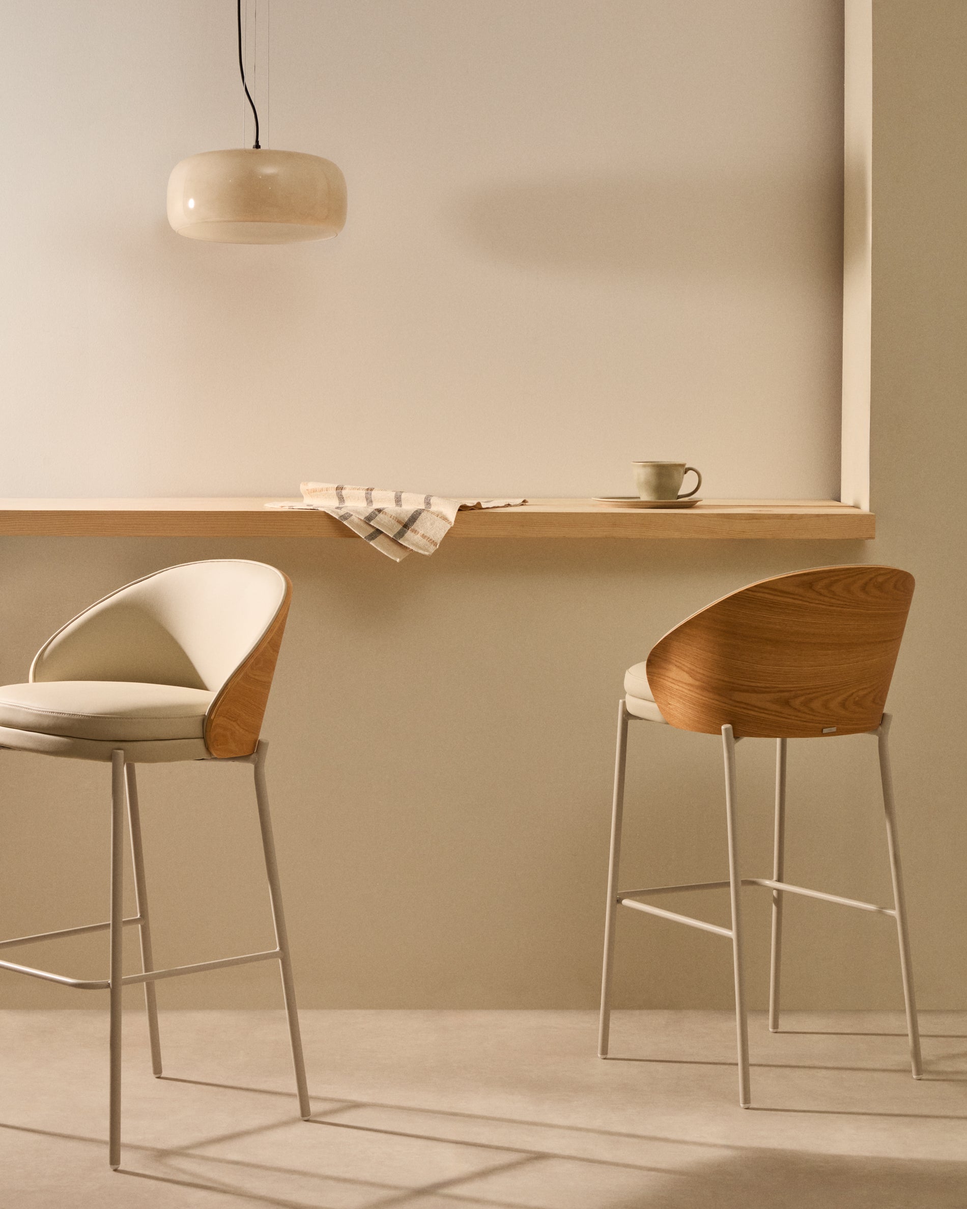 Eamy stool in beige faux leather, natural finish ash veneer and beige metal 65cm - Lifestyle