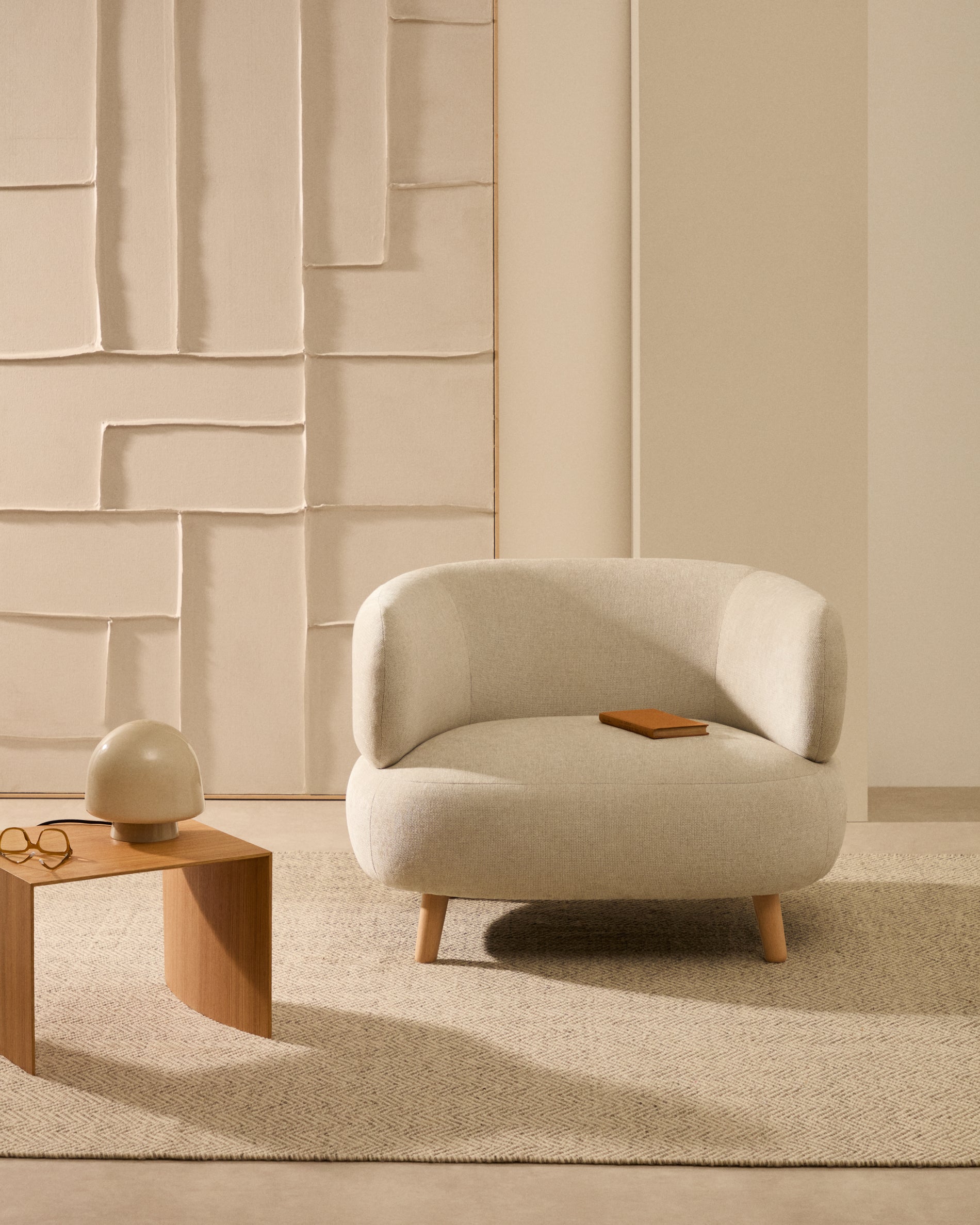 Luisa armchair in chenille pearl with solid beech wood legs 90 cm - Lifestyle