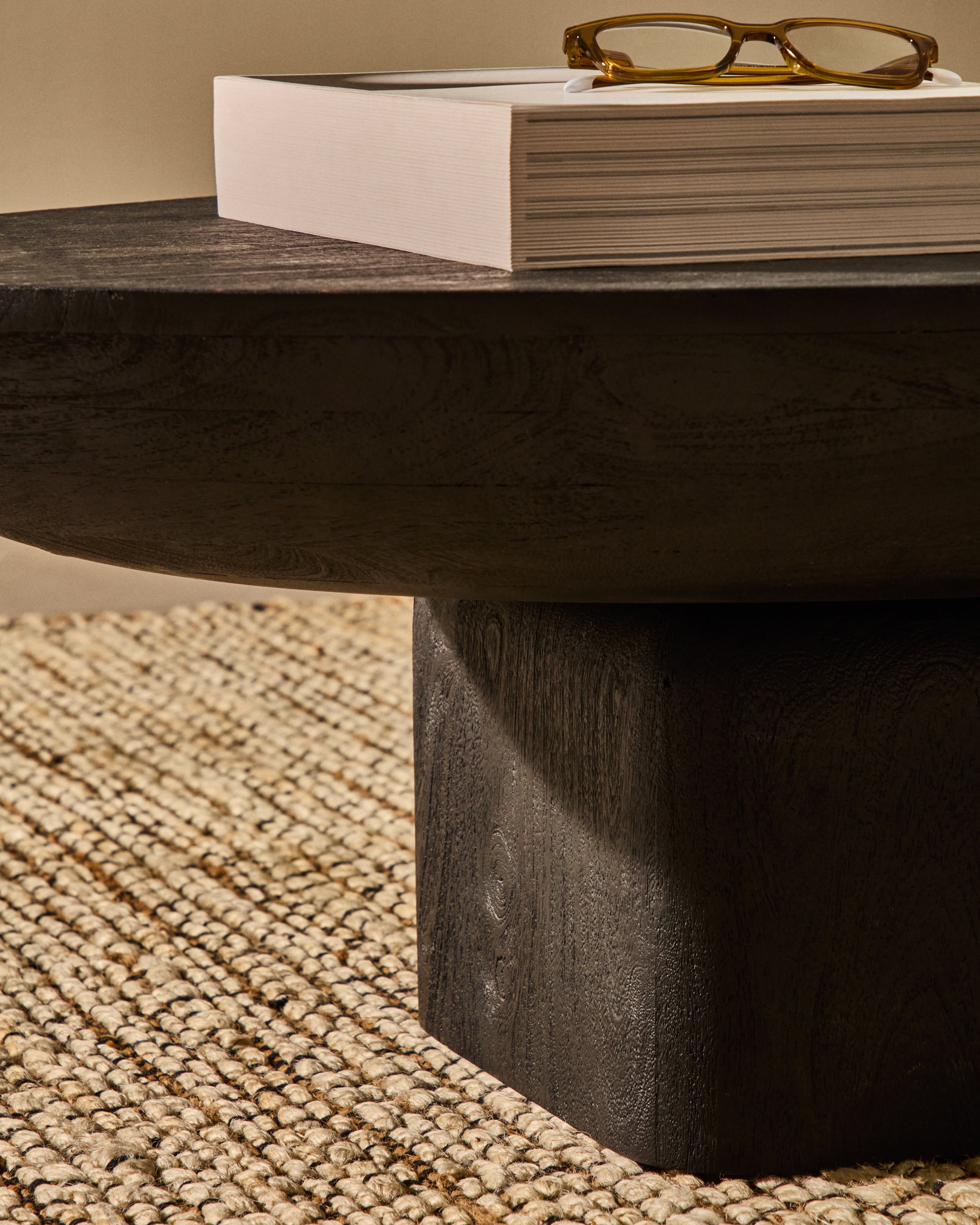 Ovak coffee table in solid acacia wood with black finish FSC 100% 140 x 70cm - Lifestyle