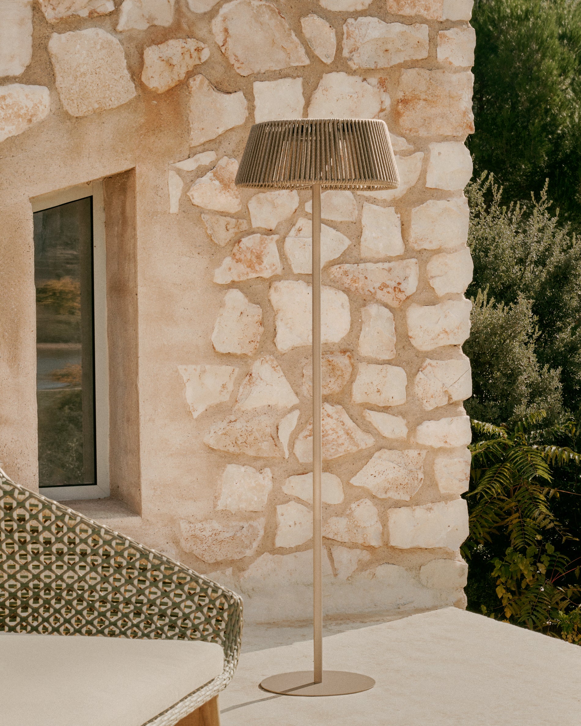 Aldet outdoor solar floor lamp in beige mottled rope cord with beige metal stand Ø46cm - Lifestyle