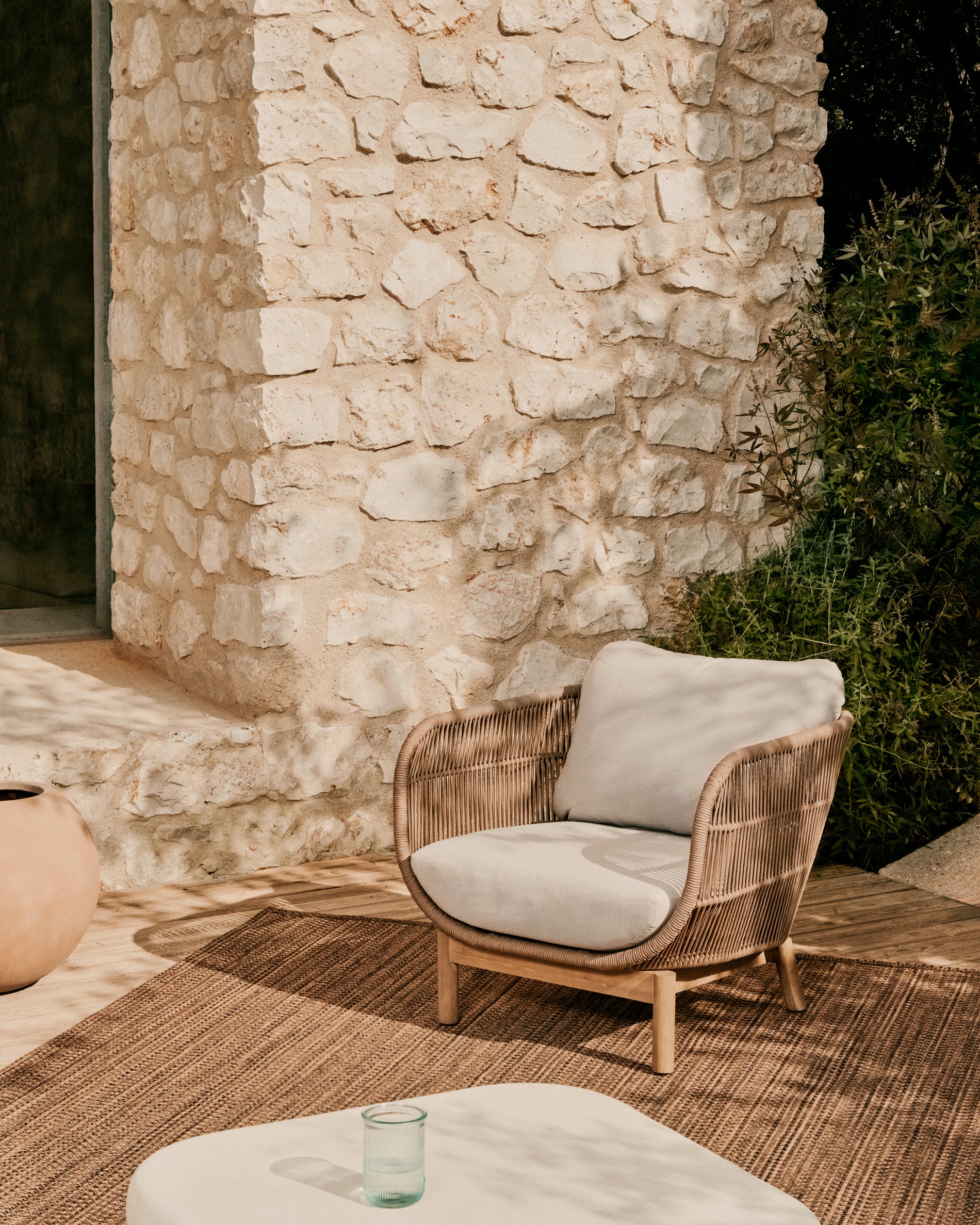 Catalina armchair made with beige rope and FSC solid acacia wood - Lifestyle