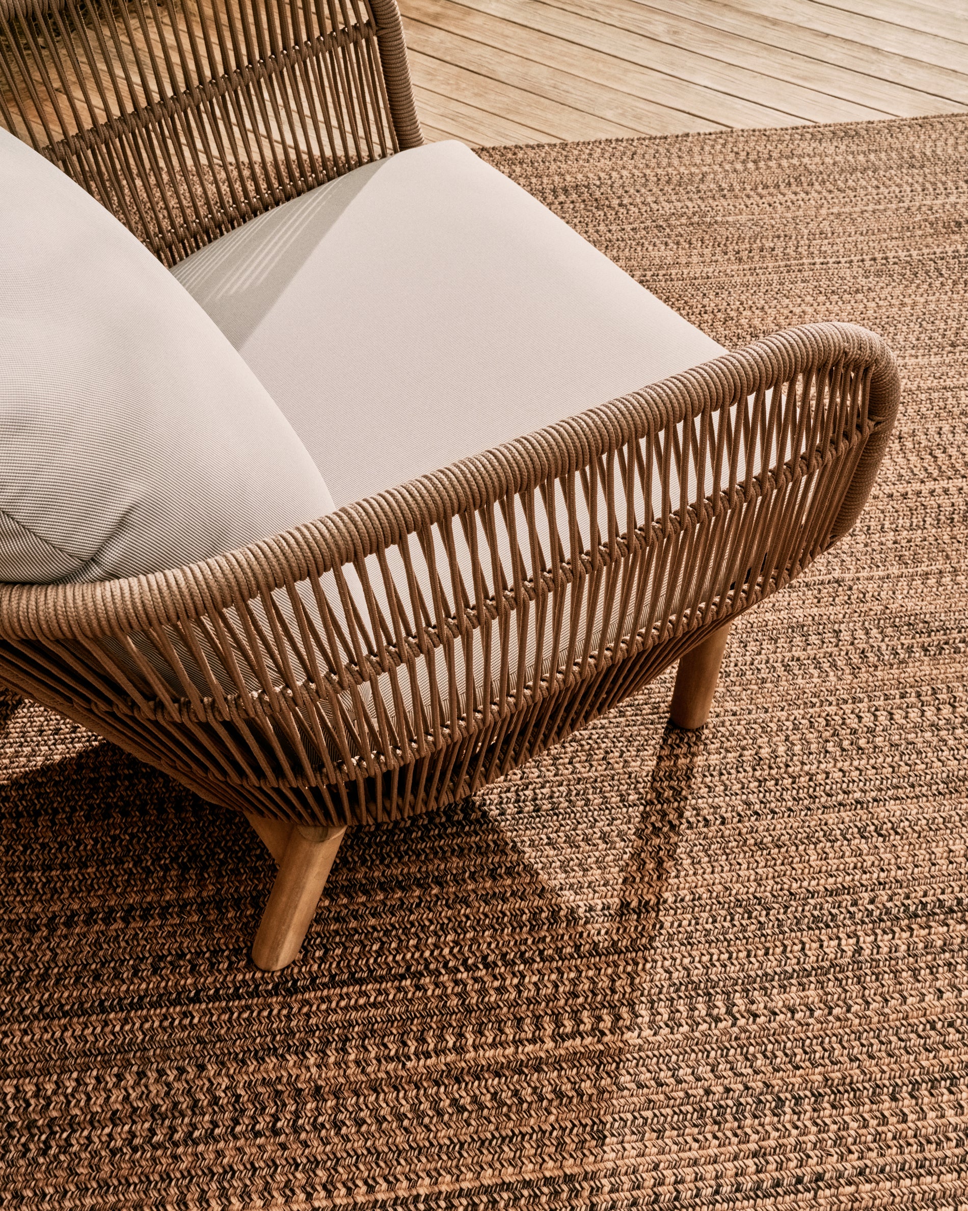 Catalina armchair made with beige rope and FSC solid acacia wood - Lifestyle