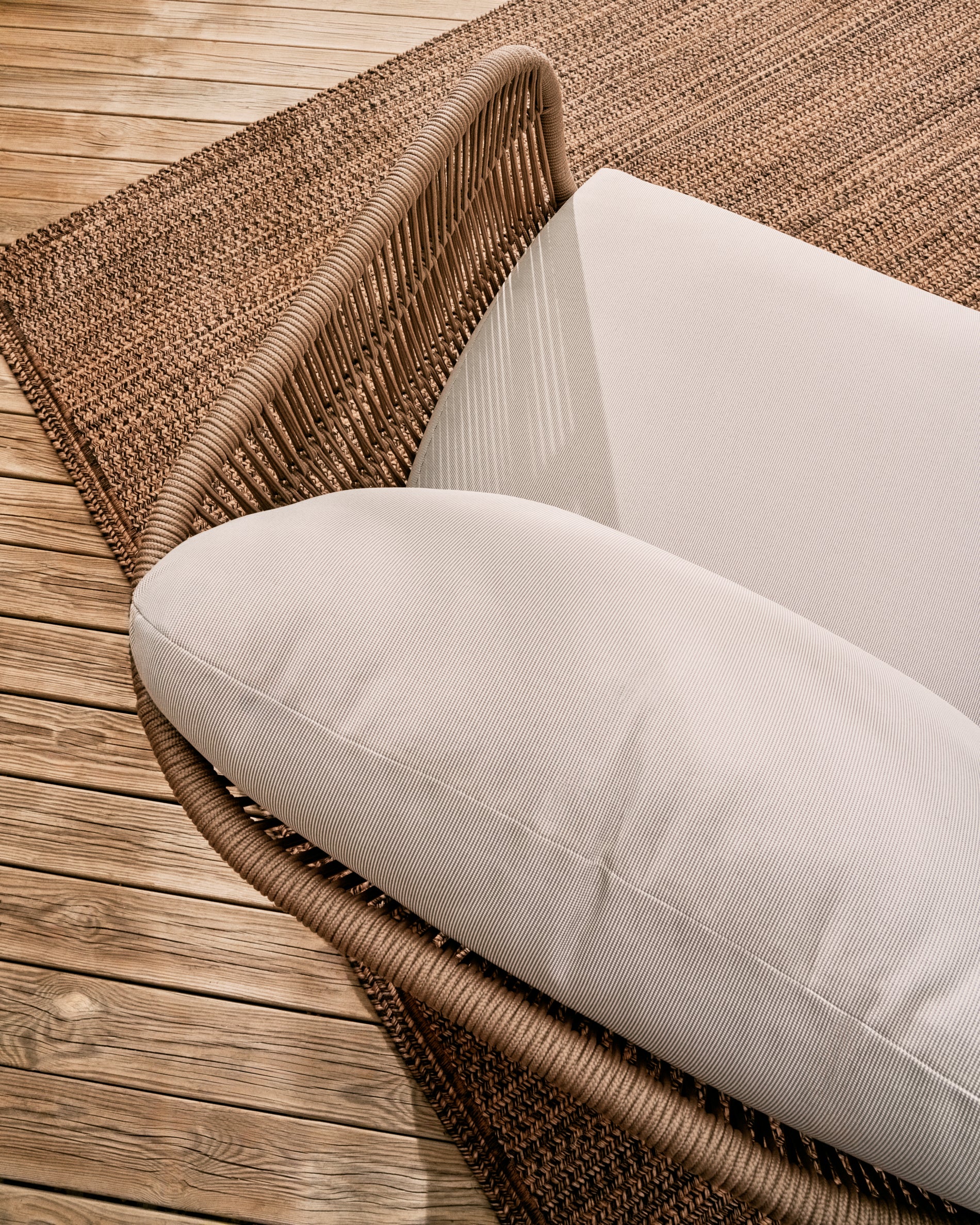 Catalina armchair made with beige rope and FSC solid acacia wood - Lifestyle