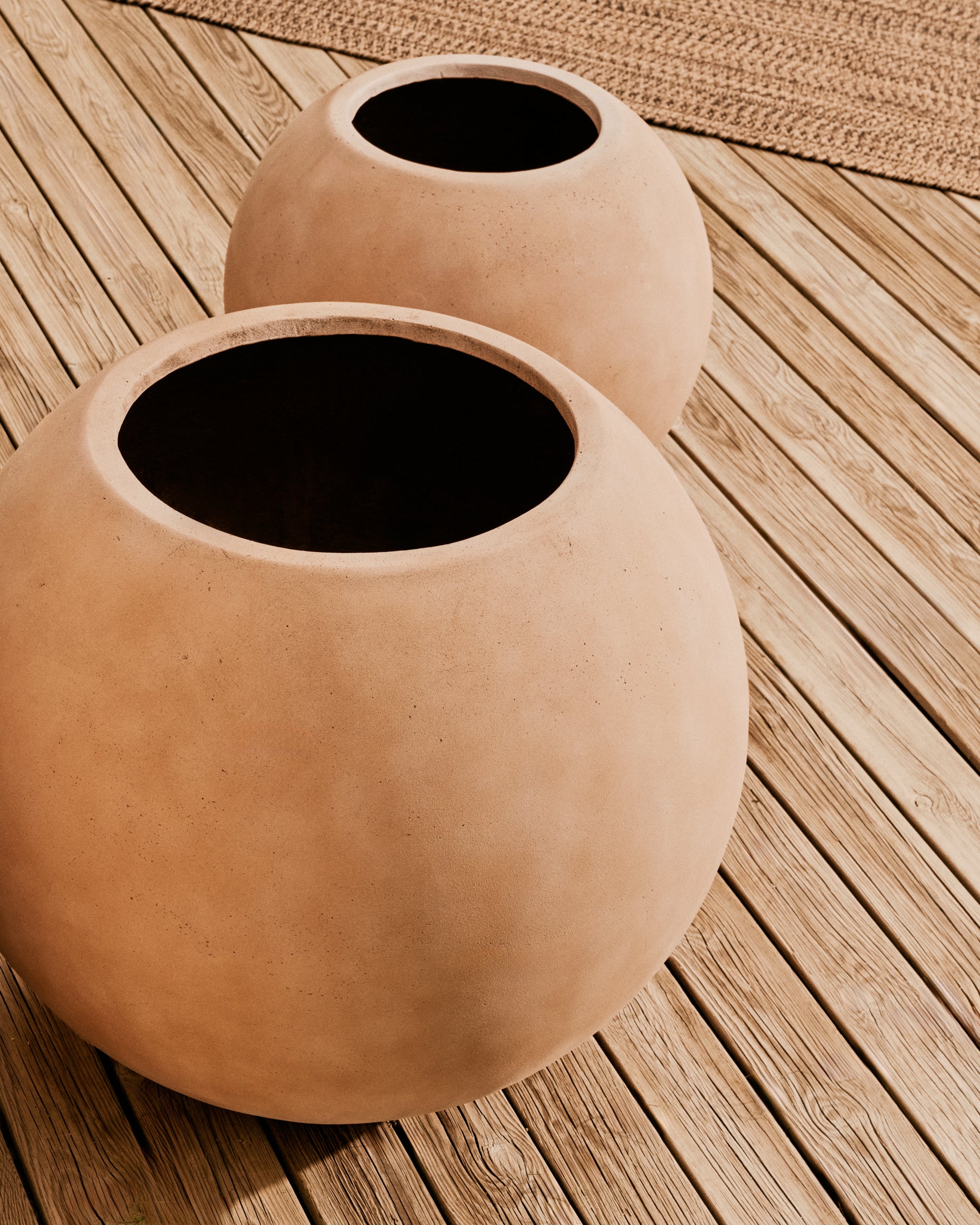 Solna terracotta-effect planter Ø66cm - Lifestyle