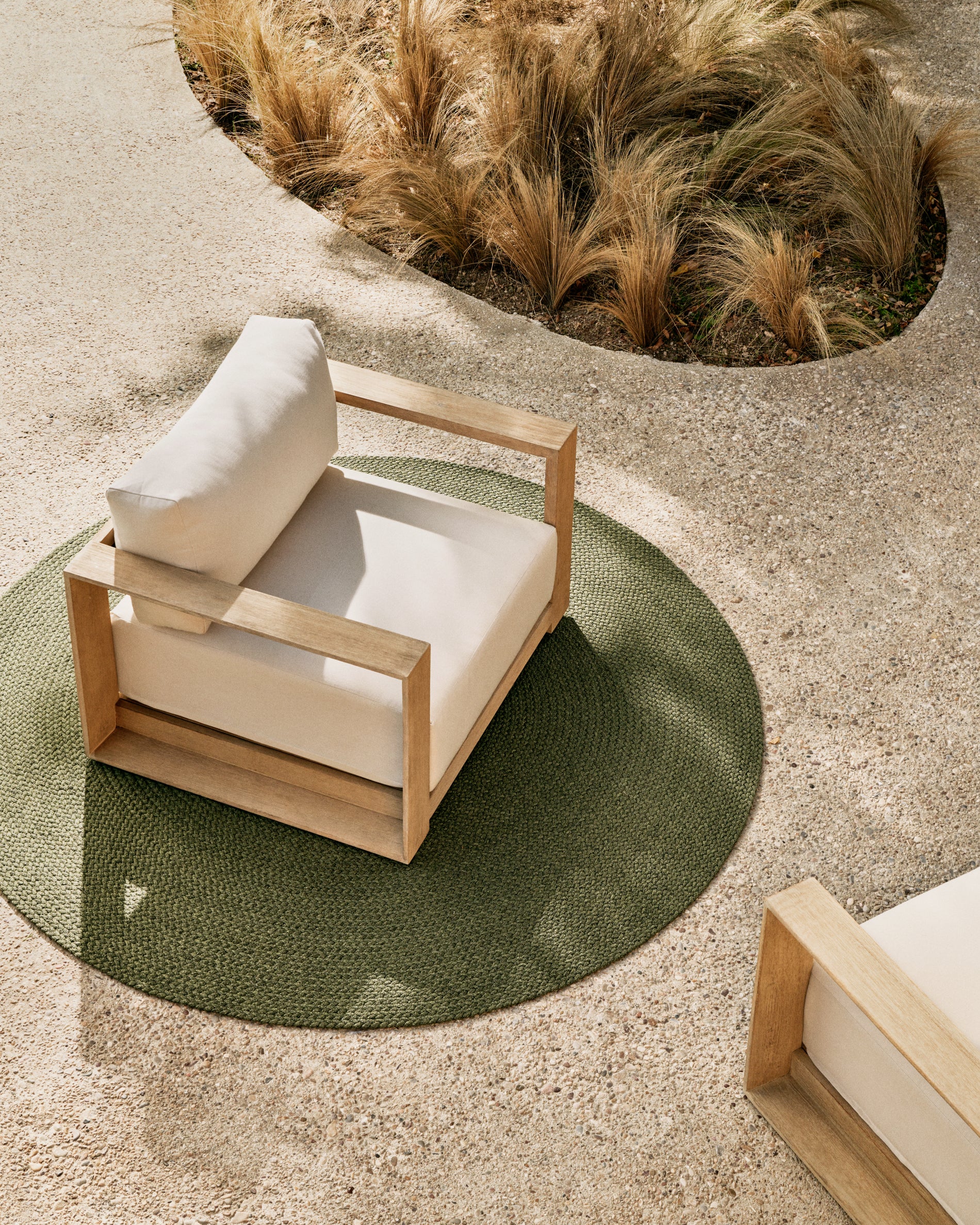 Ambra armchair in solid acacia wood with light finish FSC 100% - Lifestyle