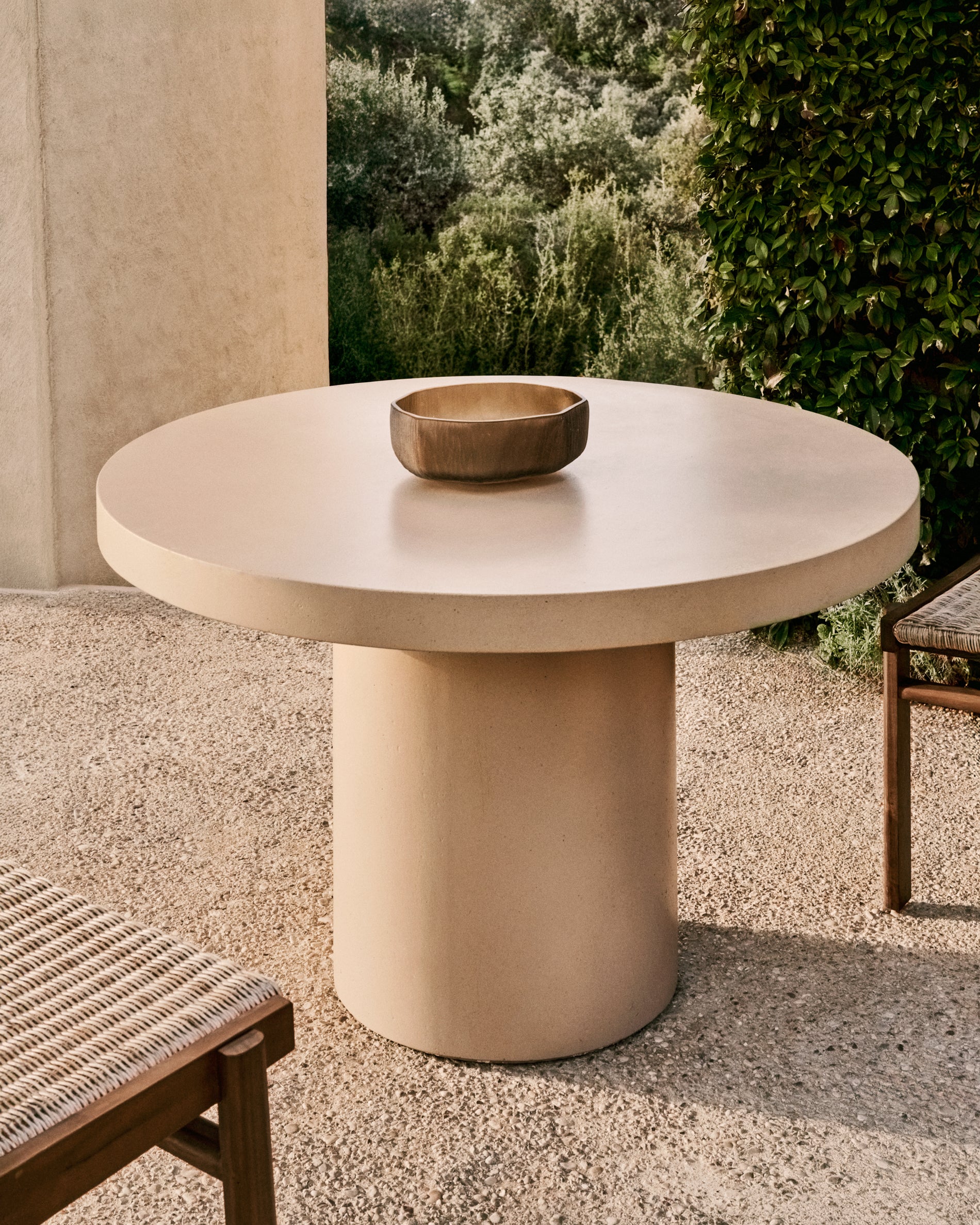 Aiguablava beige cement round table Ø120cm - Lifestyle