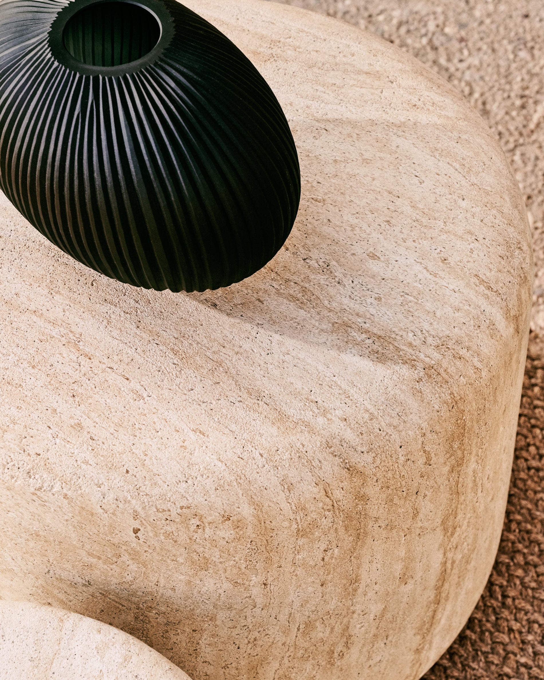 Drasi cement side table with travertine-effect finish Ø60cm - Lifestyle