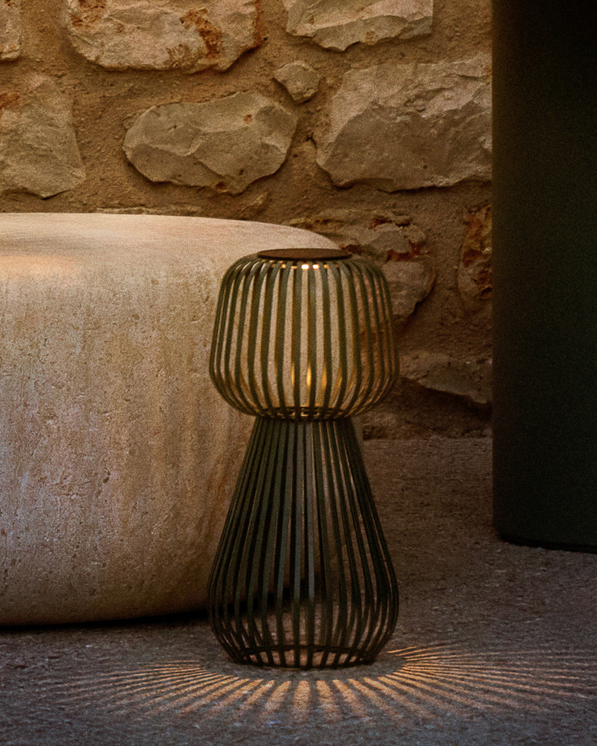 Reiba green metal solar table lamp - Lifestyle
