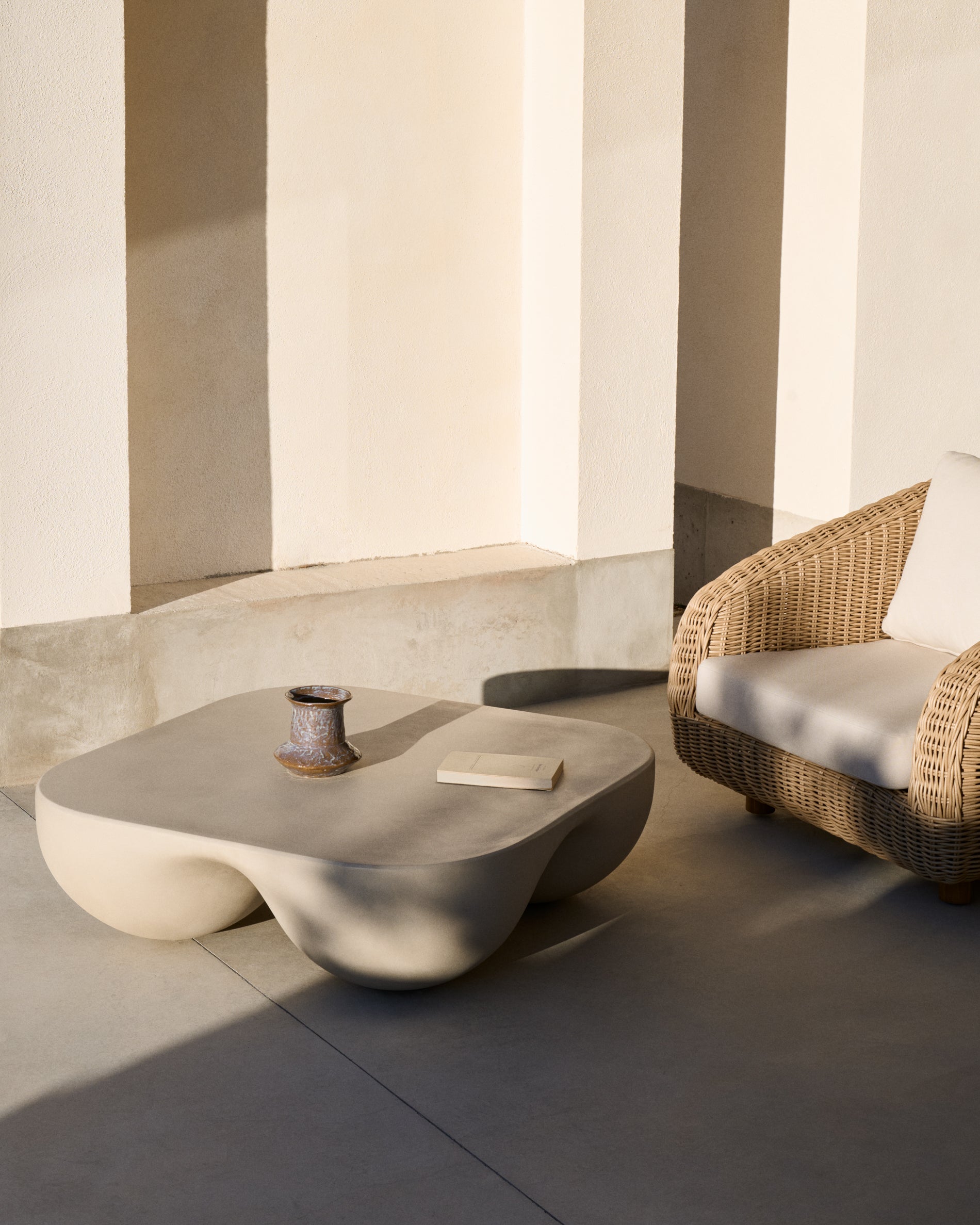 Colba polystone coffee table 100 x 100cm - Lifestyle