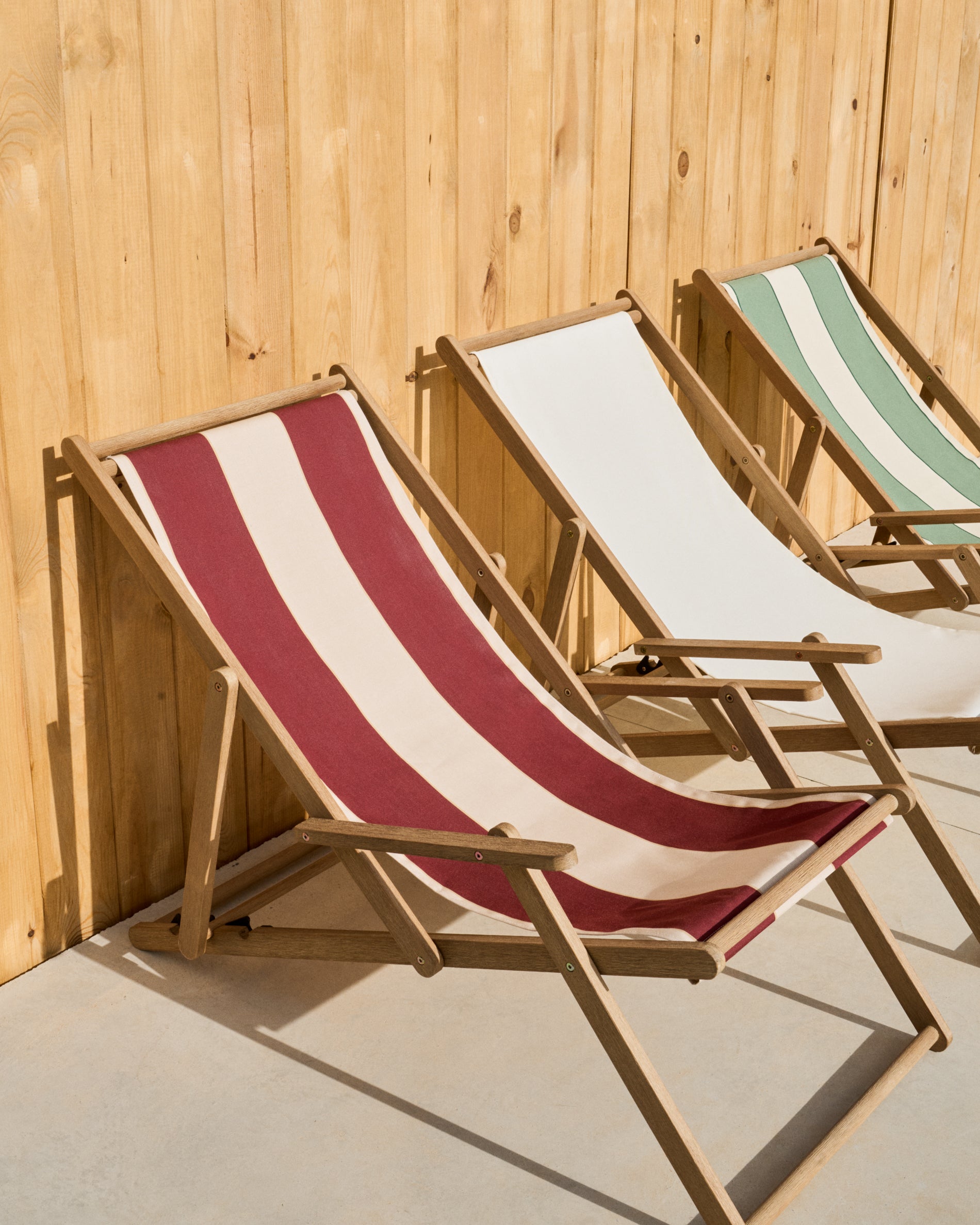 Vilara burgundy and beige striped outdoor folding deck chair made of FSC 100% solid acacia wood - Lifestyle