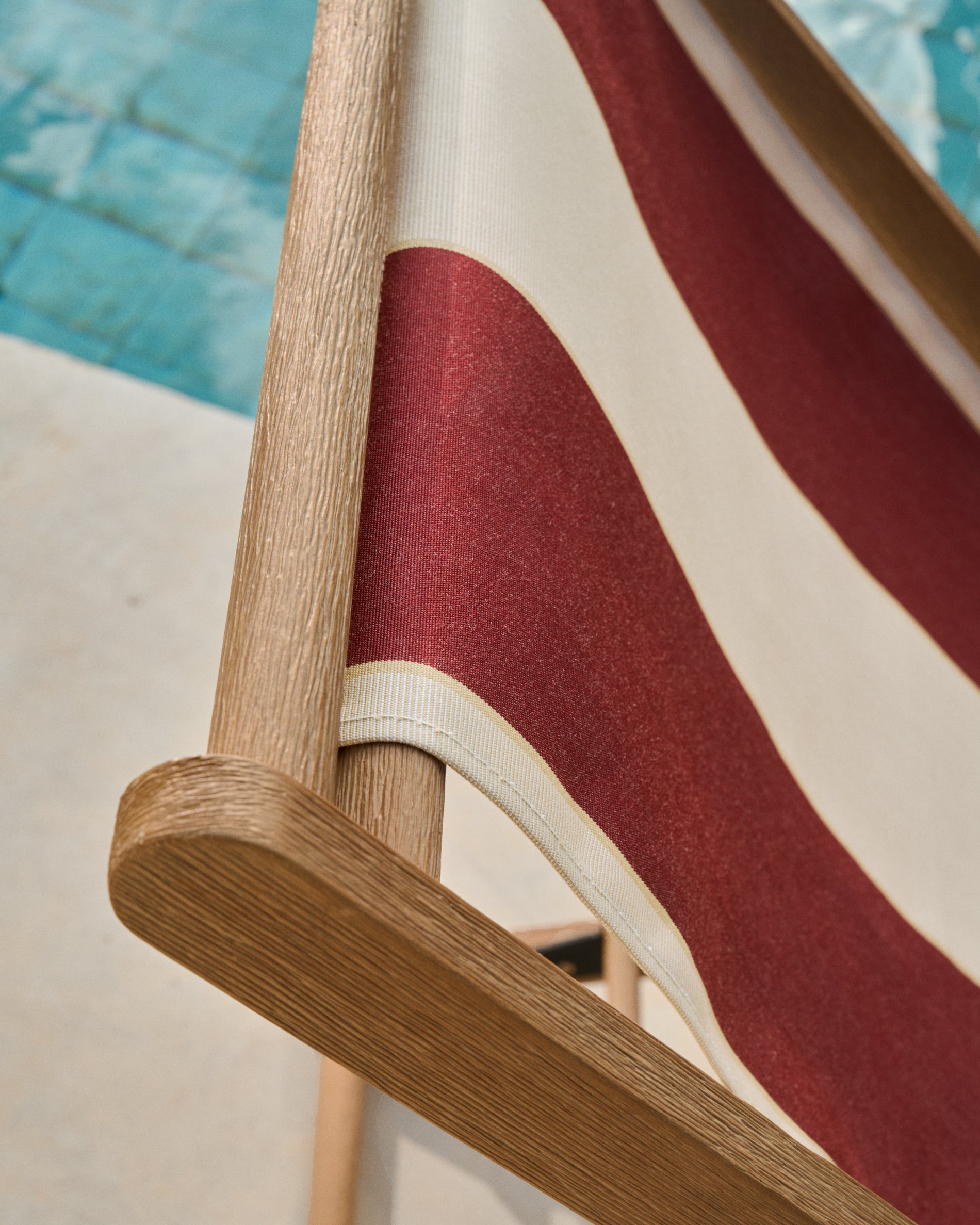 Vilara burgundy and beige striped outdoor folding deck chair made of FSC 100% solid acacia wood - Lifestyle
