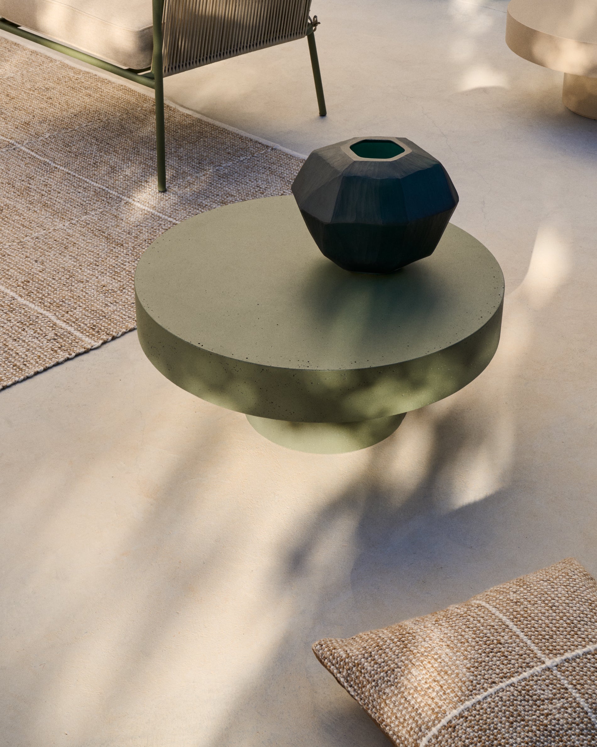 Aiguablava green cement coffee table Ø66cm - Lifestyle