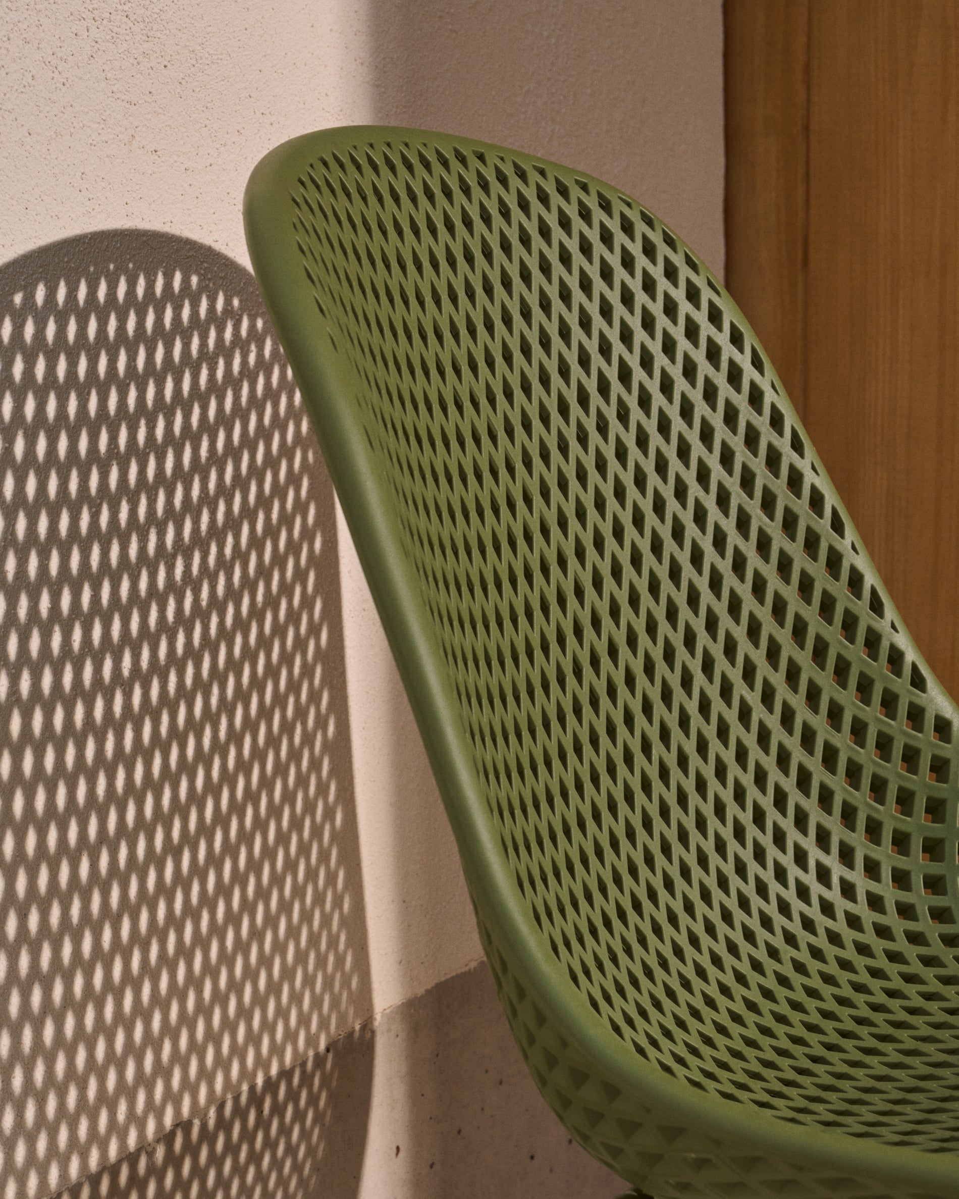 Quinby outdoor chair with green steel legs - Lifestyle