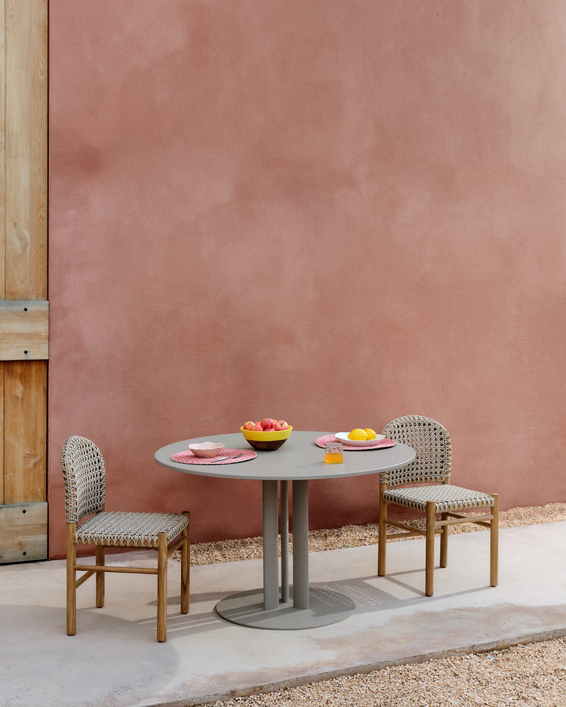 Sedalis round outdoor table made of steel, with off-white aluminum top, Ø80cm