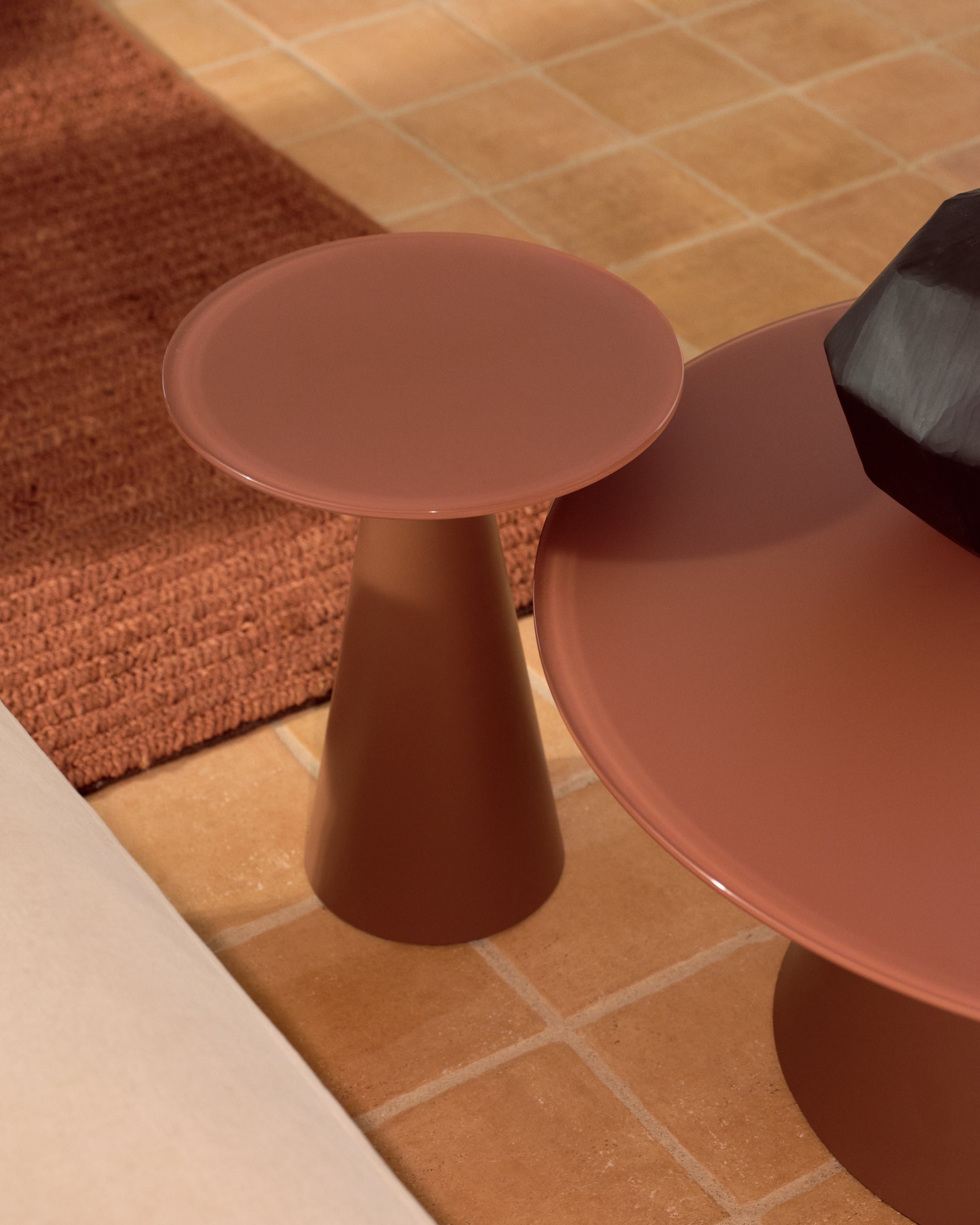 Wilshire side table with frosted tempered glass and matt terracotta painted steel finish Ø30cm - Lifestyle