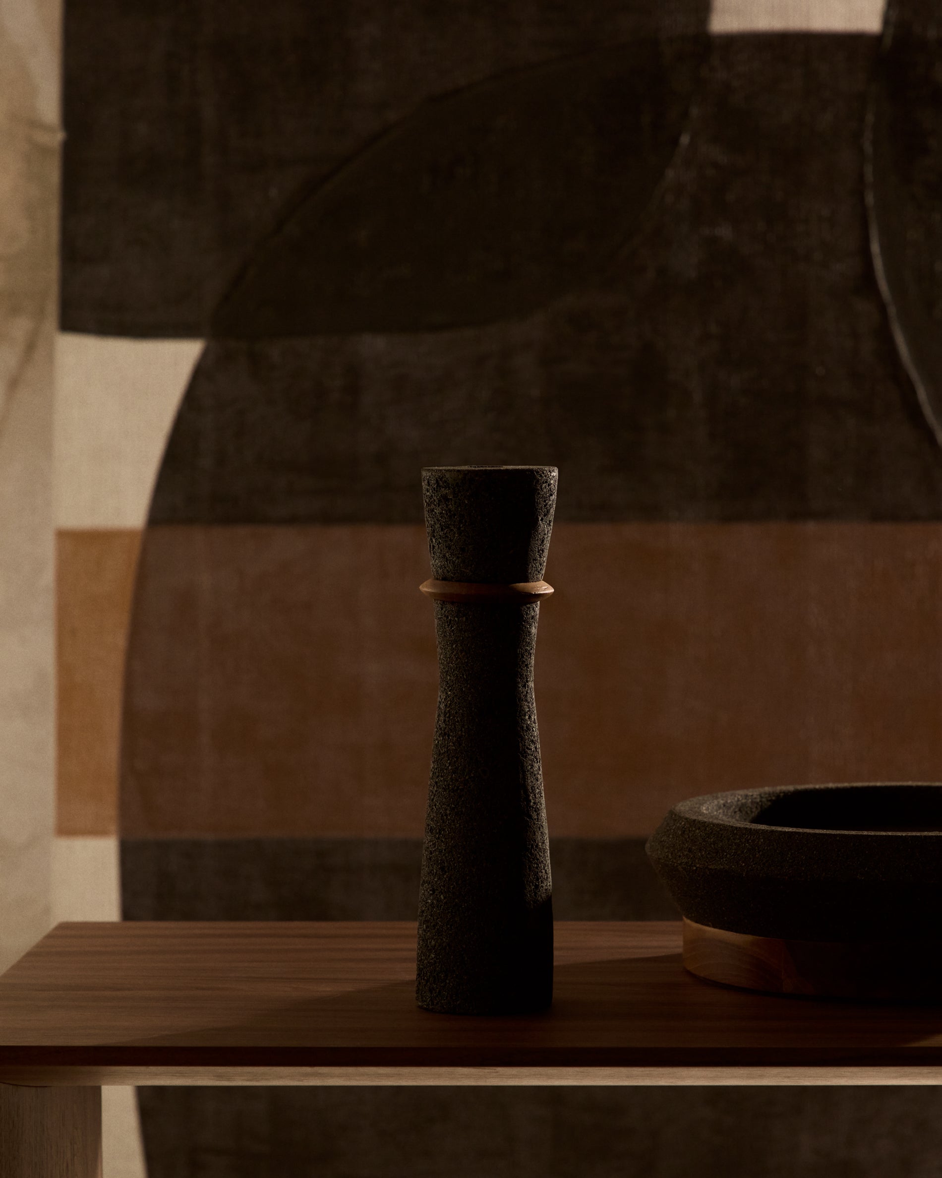 Naro vase in black stone and teak wood 30cm - Lifestyle