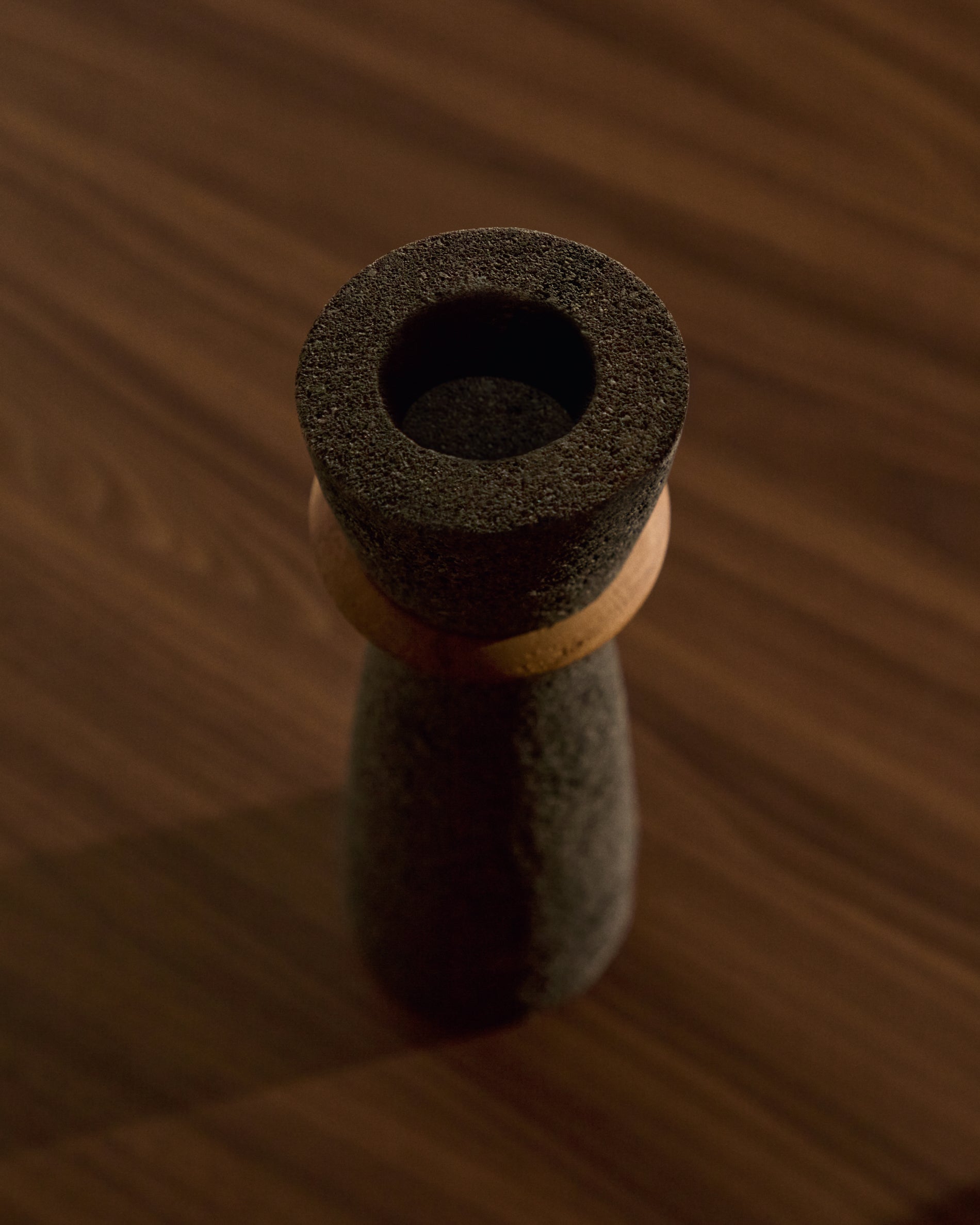Naro vase in black stone and teak wood 30cm - Lifestyle