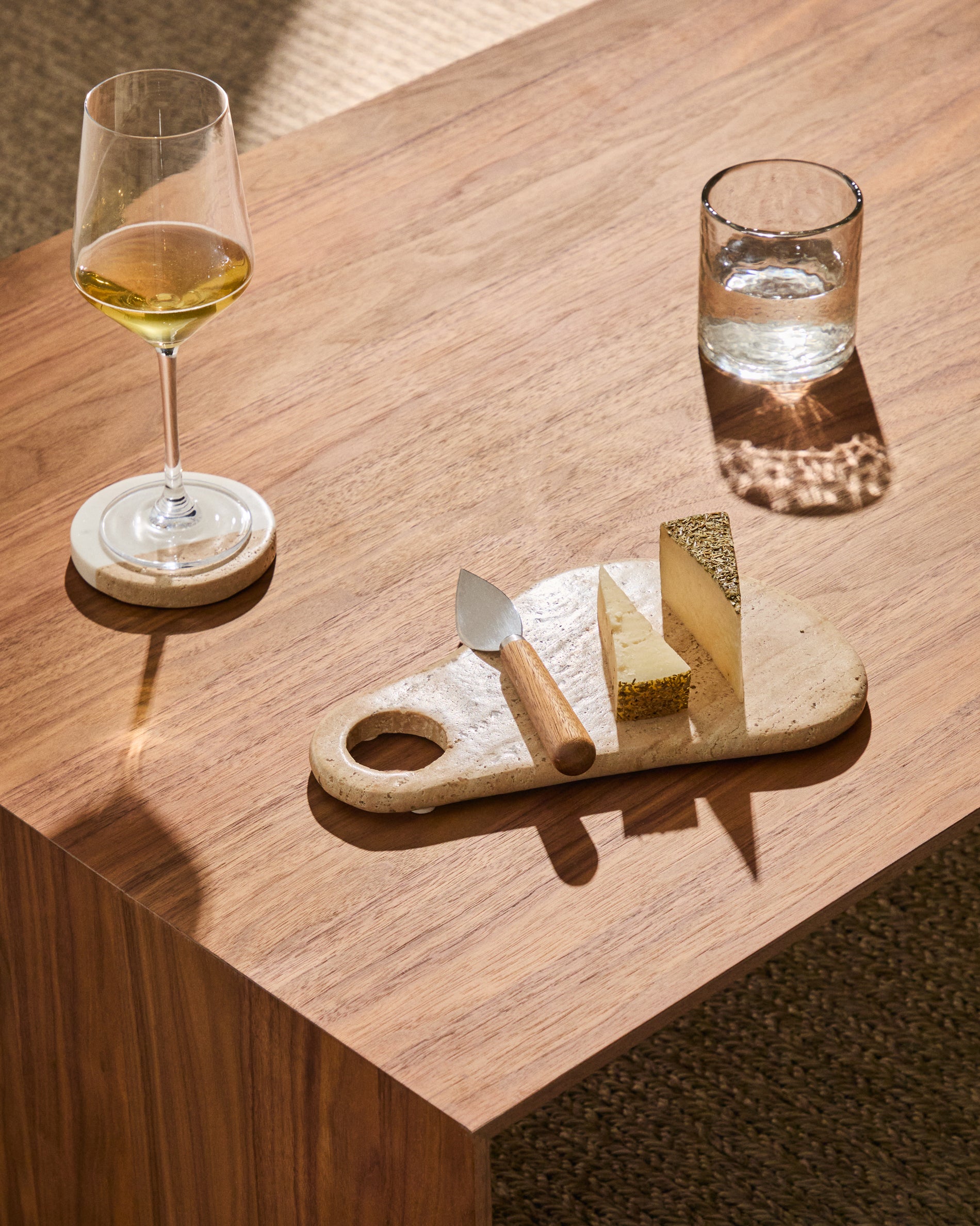 Zera serving board in beige marble - Lifestyle